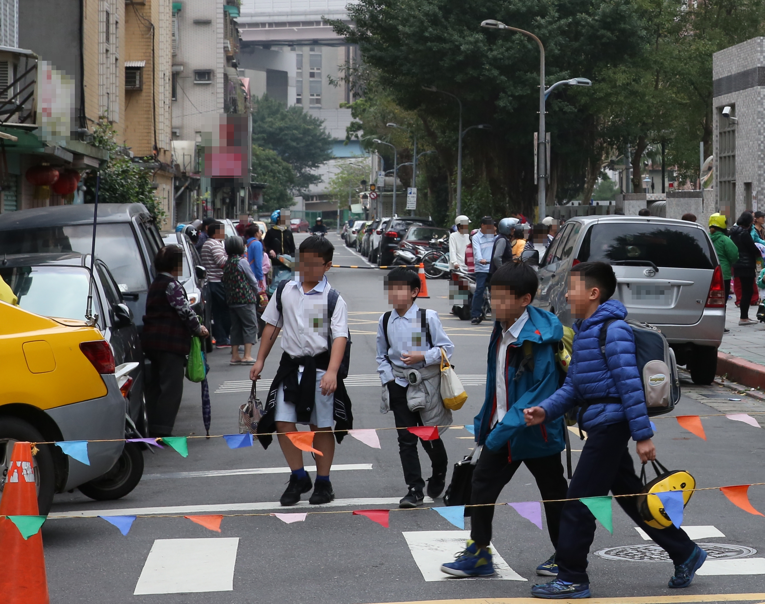 新北市政府為教導學童正確性知識，出版了《讓愛自由，私房小語》性教育手冊。圖非當事人。