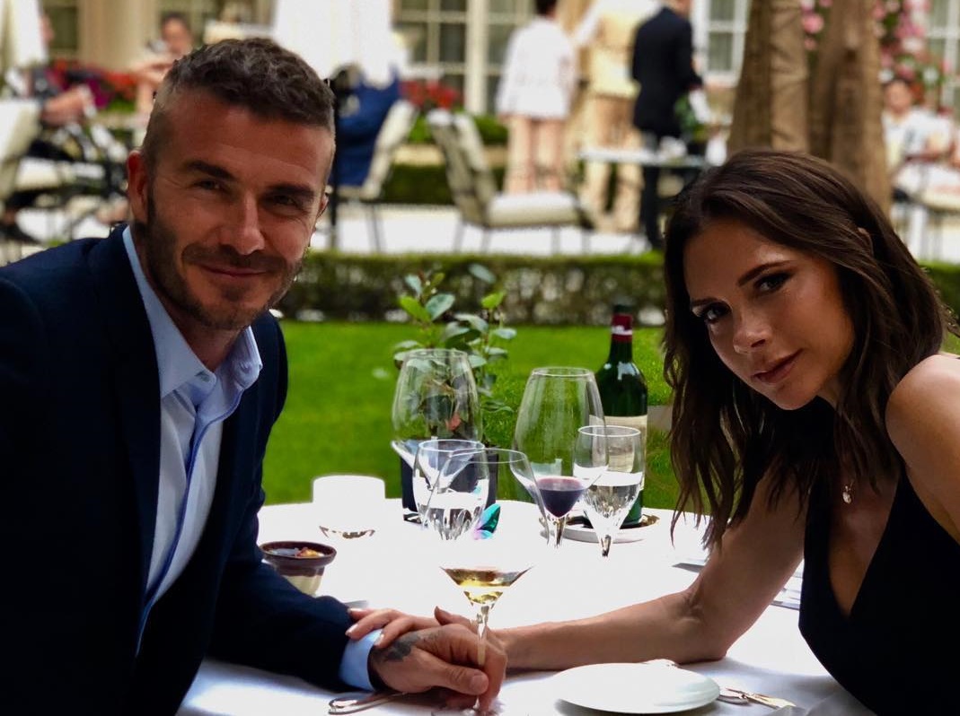 貝克漢夫婦在英國的豪宅,驚傳遭蒙面歹徒闖入。圖為2人慶祝結婚19週年。(翻攝自貝克漢IG)