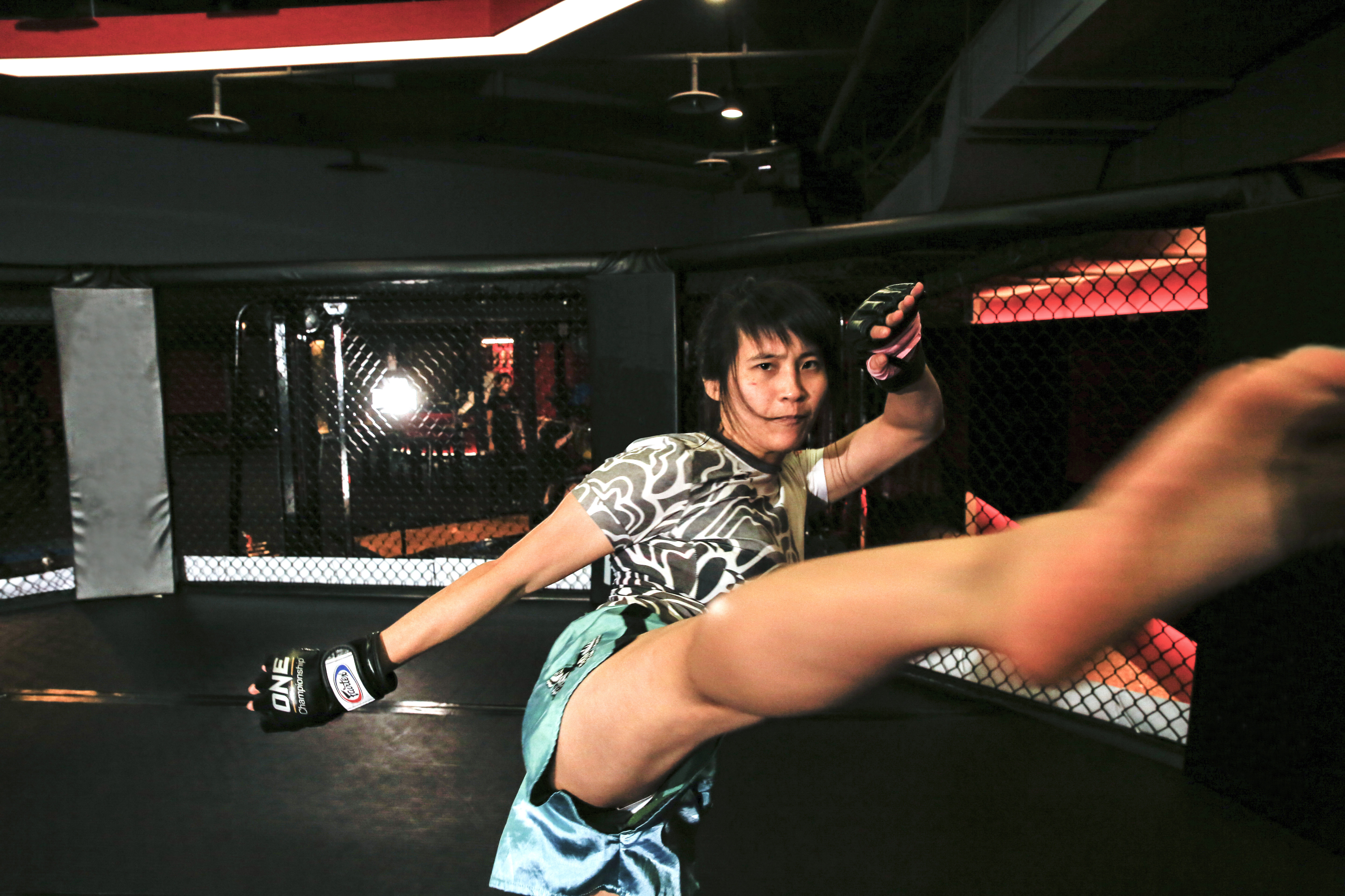 綜合格鬥選手黃偵玲原本專練柔道，但為了精進出拳技巧及腳步速度，近期移師到泰國訓練。