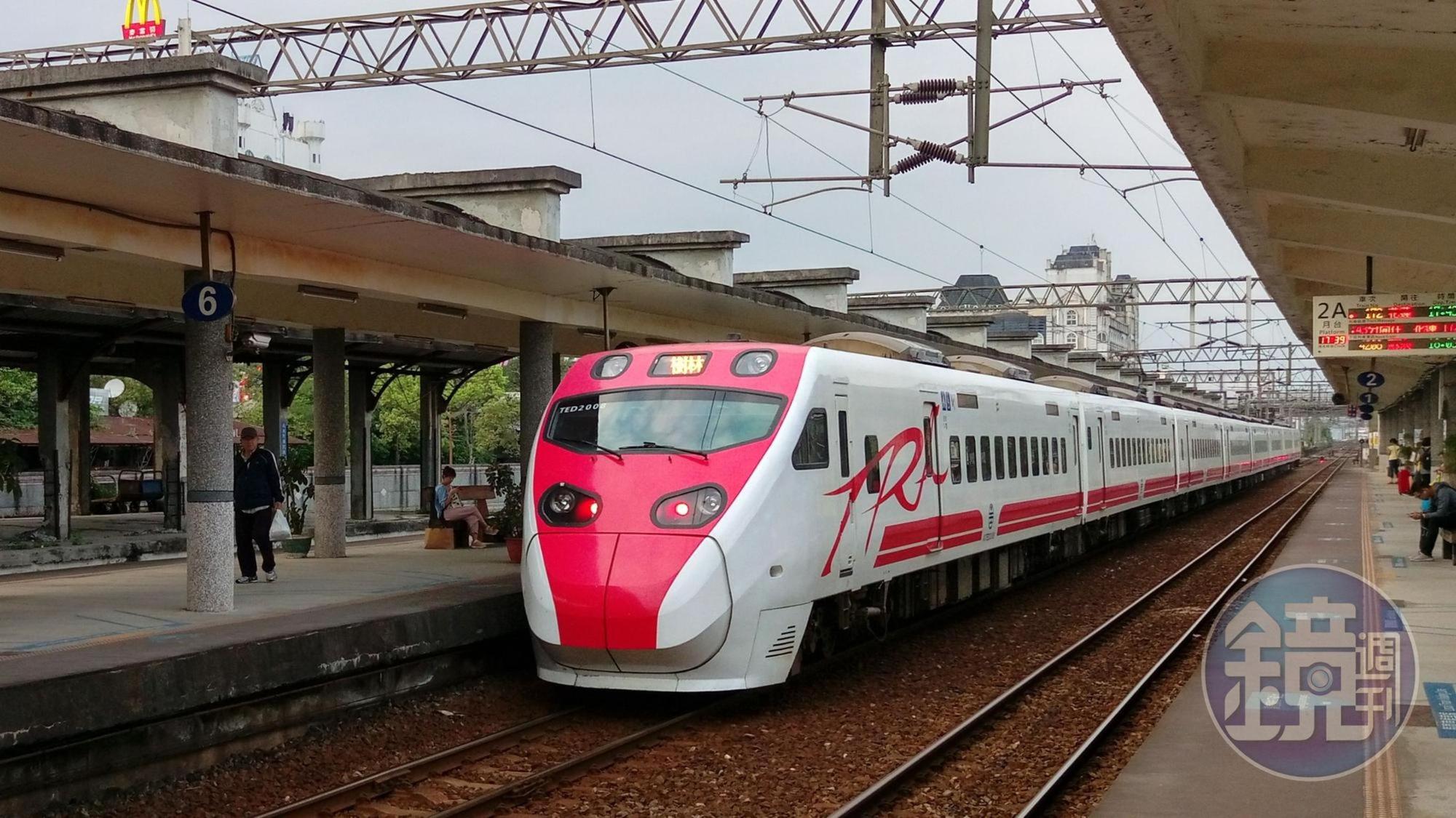 圖中列車為是21日翻覆的6432次普悠瑪TED2008列車,載客運轉最高時速為130公里。