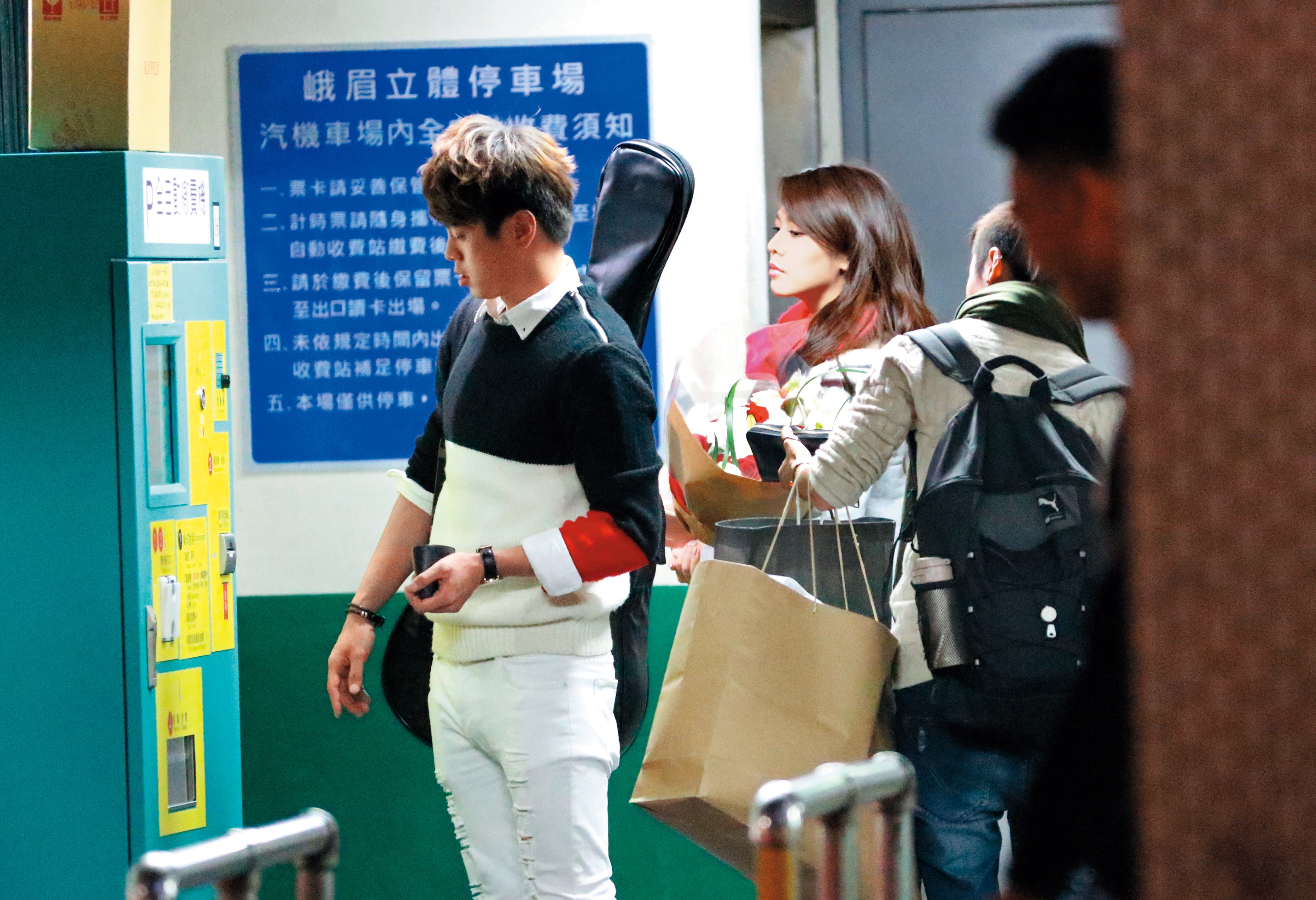 2016年11月9日，2人開完粉絲見面會，一同去停車場牽車離去。