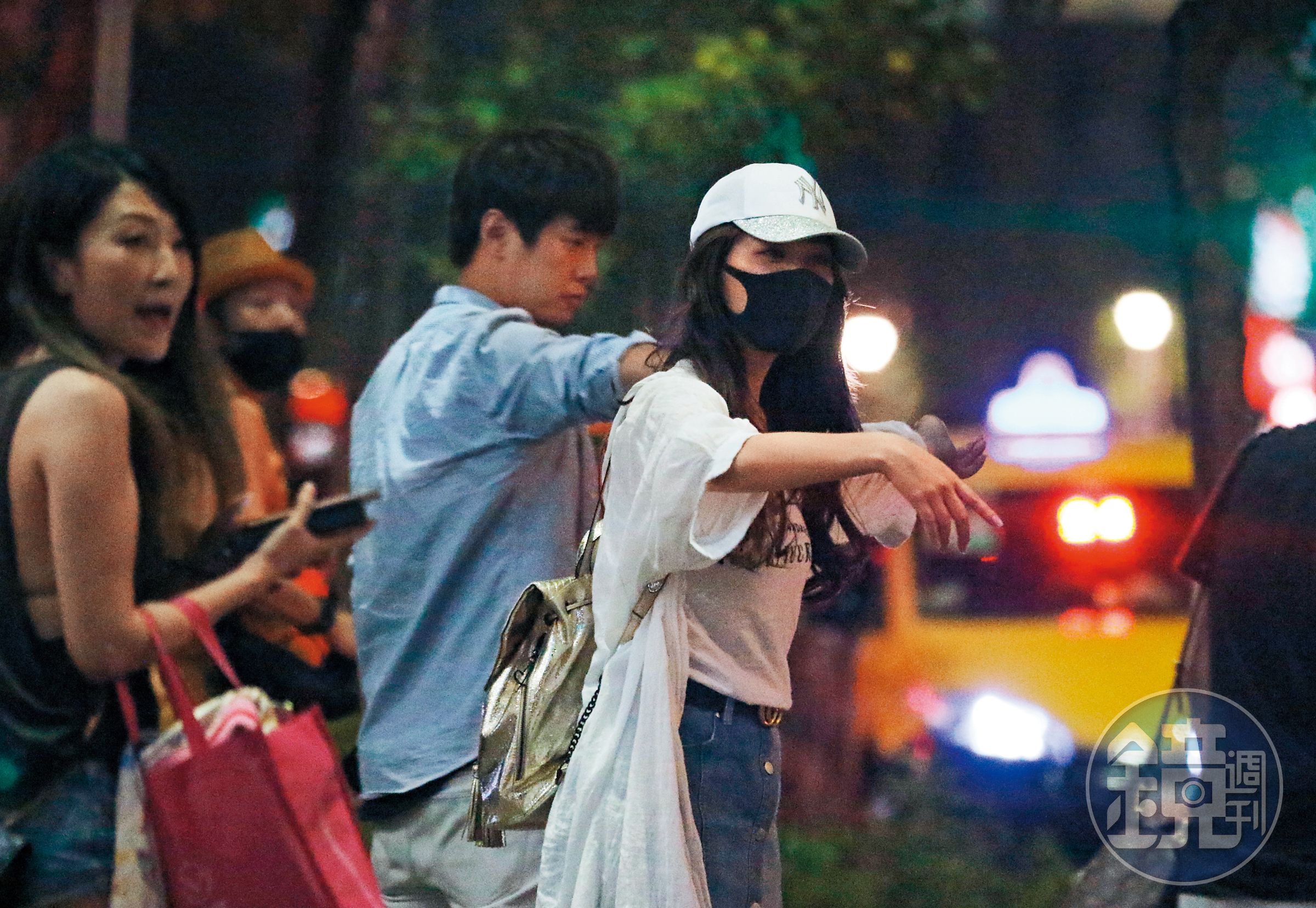 今年8月，本刊曾捕捉到白家綺（右）與吳東諺唱歌後叫車返家，白家綺隨時戴著黑色口罩，為了戀情小心翼翼。