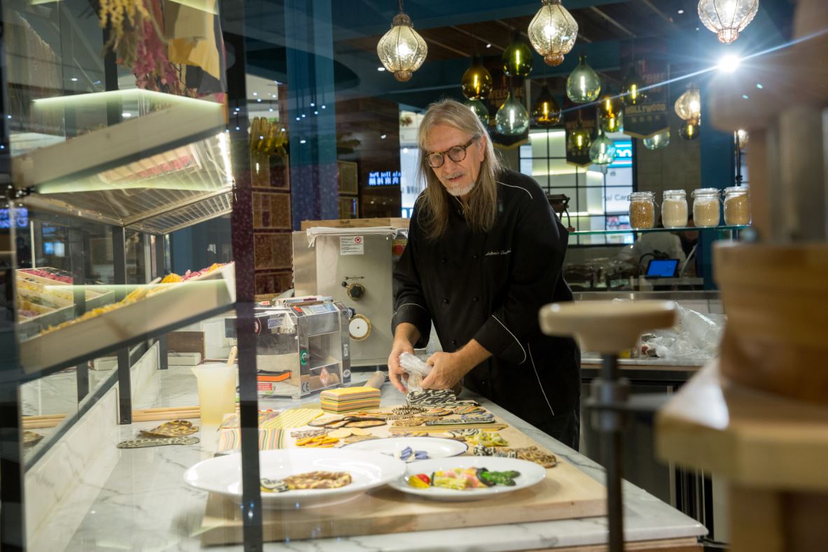 Antonio Tommasi主廚目前仍負責經營Maccheroni Republic餐廳，曾被榮獲普立茲獎的美食評論家Jonathan Gold專文推薦。