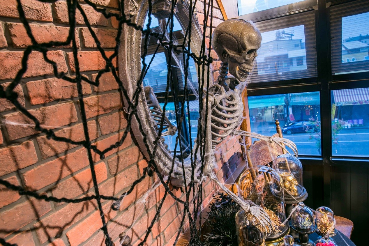 從魔鏡中穿越時空的骷髏。（蔡氏釀酒廠提供）