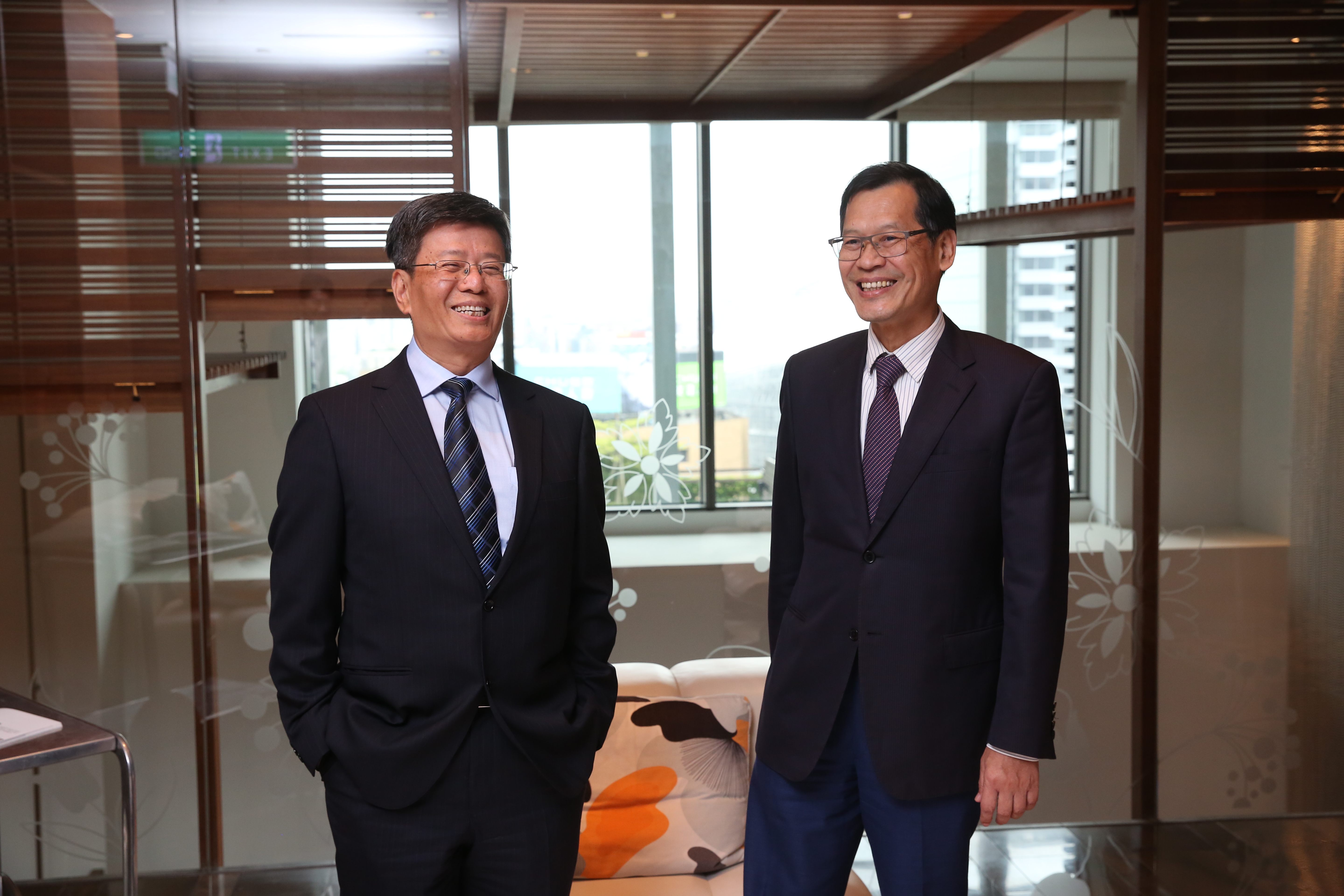 藍天電腦暨宏匯集團董事長許崑泰、宏匯集團總裁黃坤泰共同出席記者會。