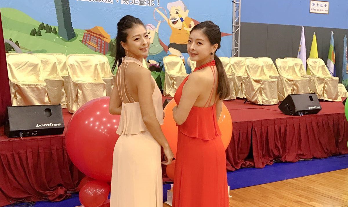 雙胞胎姊妹2*sweet萱野可芬、萱野可芳受邀主持銀髮族運動會，一襲露背禮服讓長輩們深怕兩人著涼。 （唱戲世界娛樂）