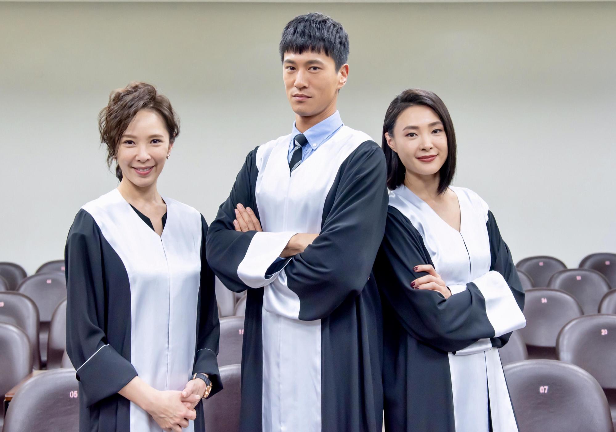 《最佳利益》長河事務所一姐 方箏(天心 飾演)、資深律師蔡妙如(曾珮瑜 飾演)殺青戲在法院與鍾承翰、精彩對戲。 (群之噰提供)