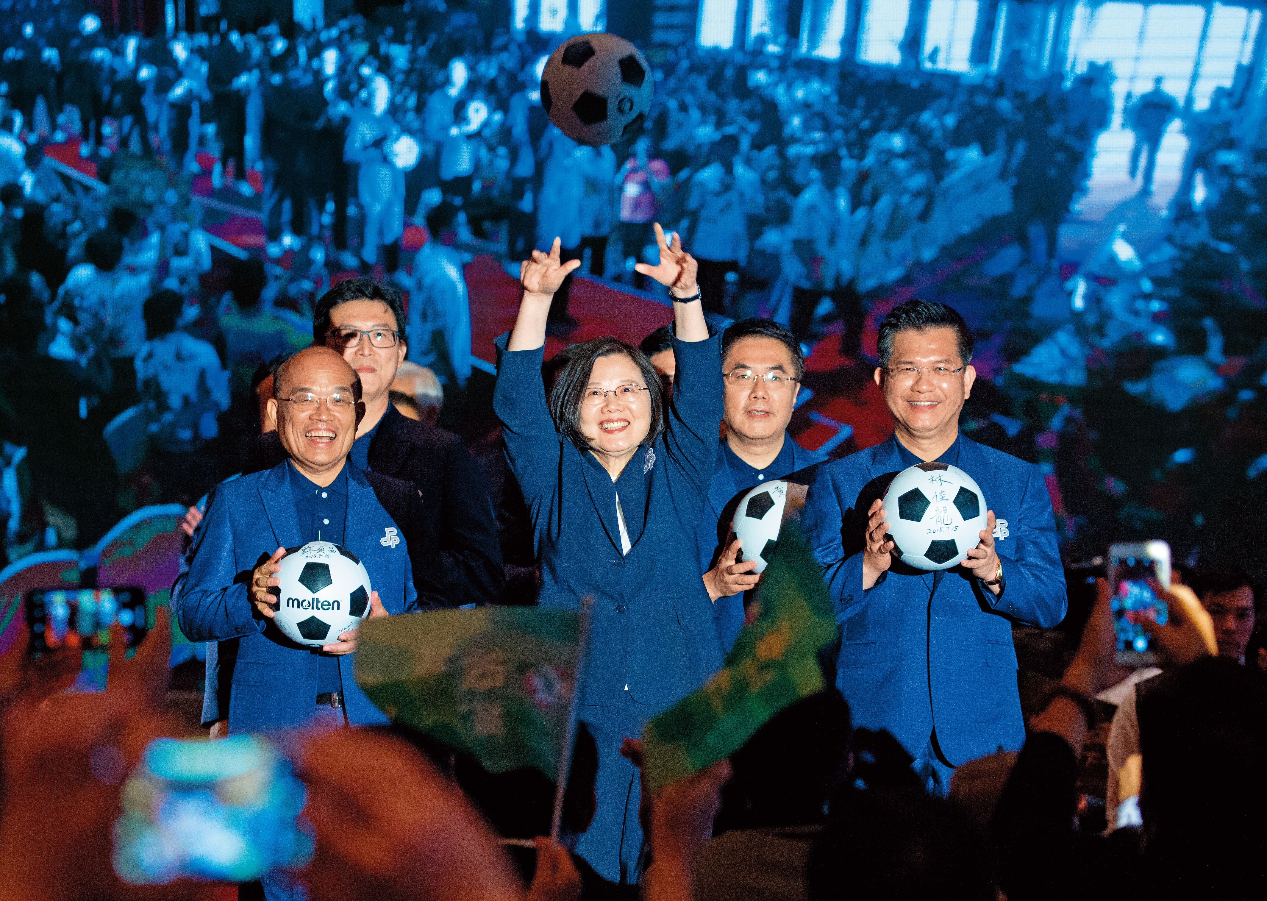 台中市長林佳龍(右)雖挾執政優勢,但盤勢益發緊張,近日已開出林、盧2人的PK盤。