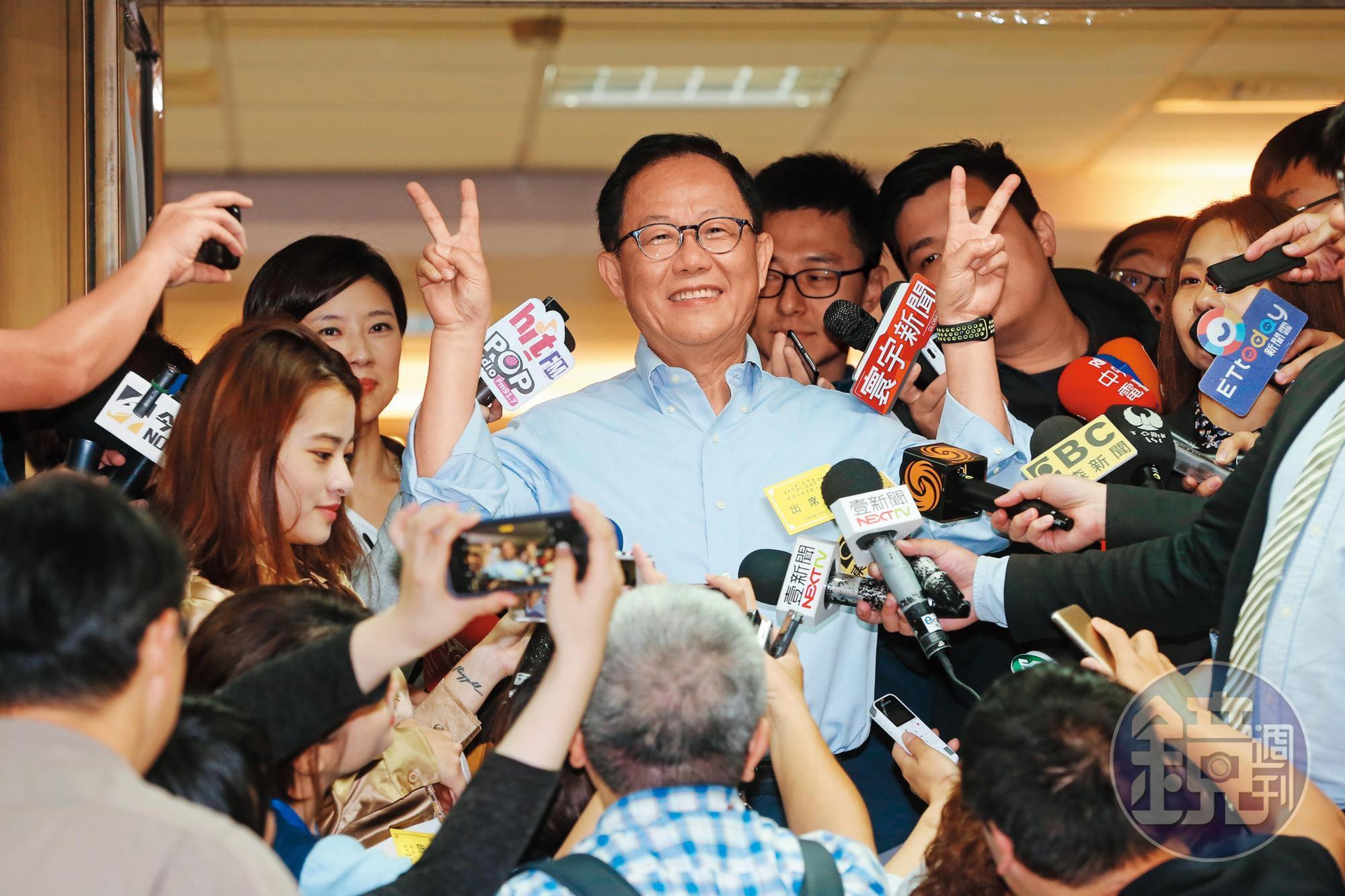 台北市長候選人丁守中勤跑基層，但民調仍落後柯文哲。