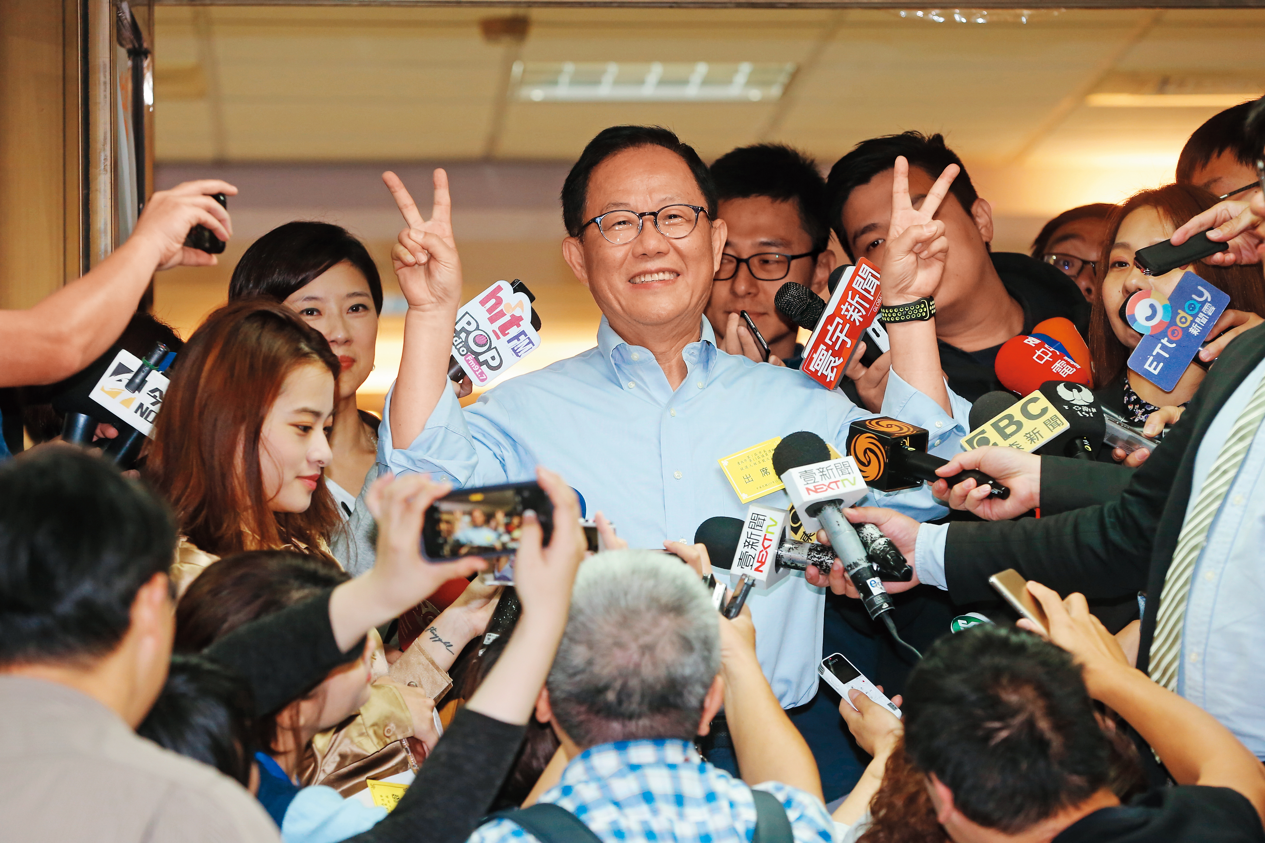 台北市長候選人丁守中勤跑基層，但民調仍落後柯文哲。