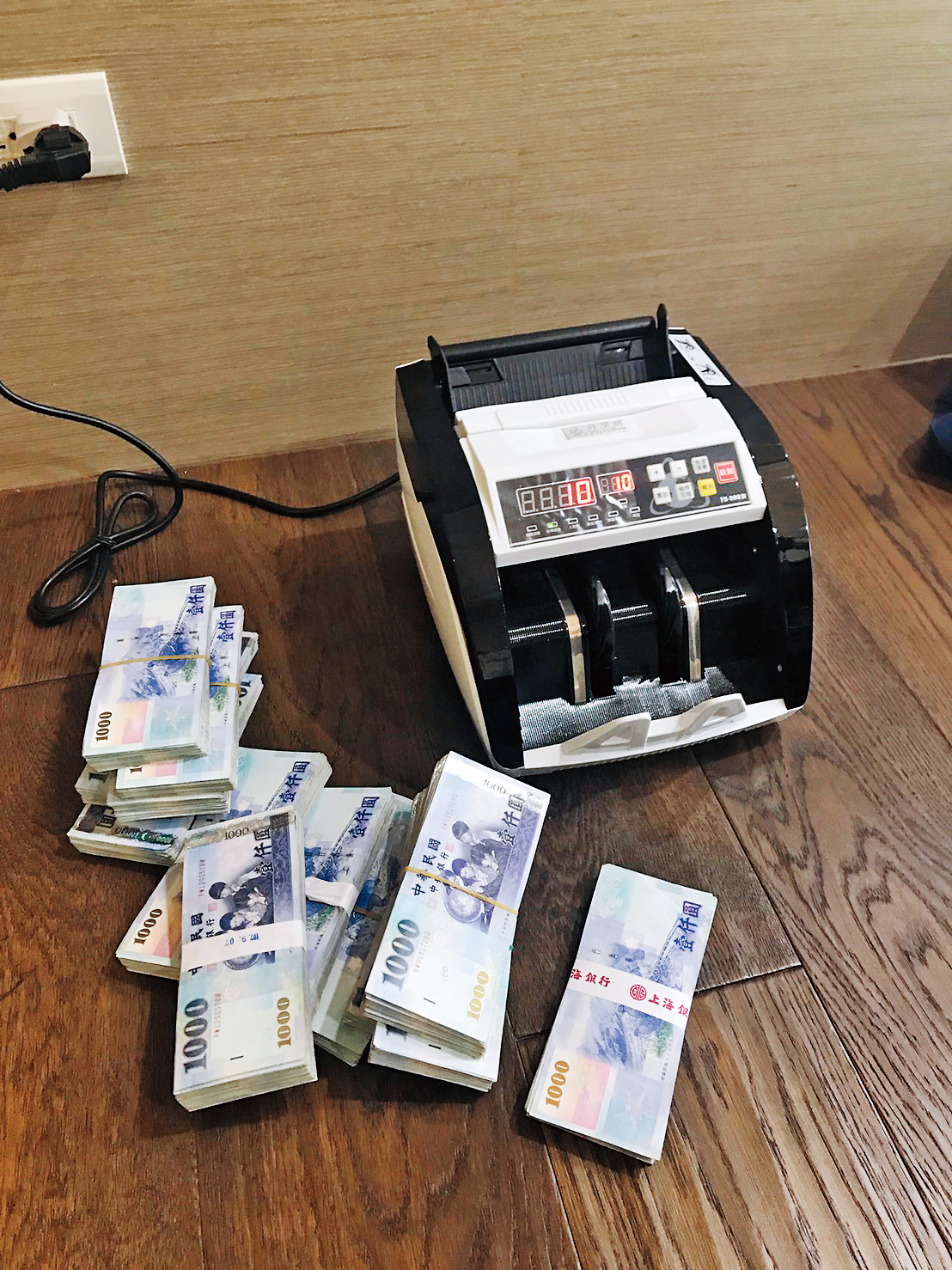 刑事局在「北京賽車」網路賭博集團查獲近2百萬元現金，近半年的下注金額則超過10億元。
