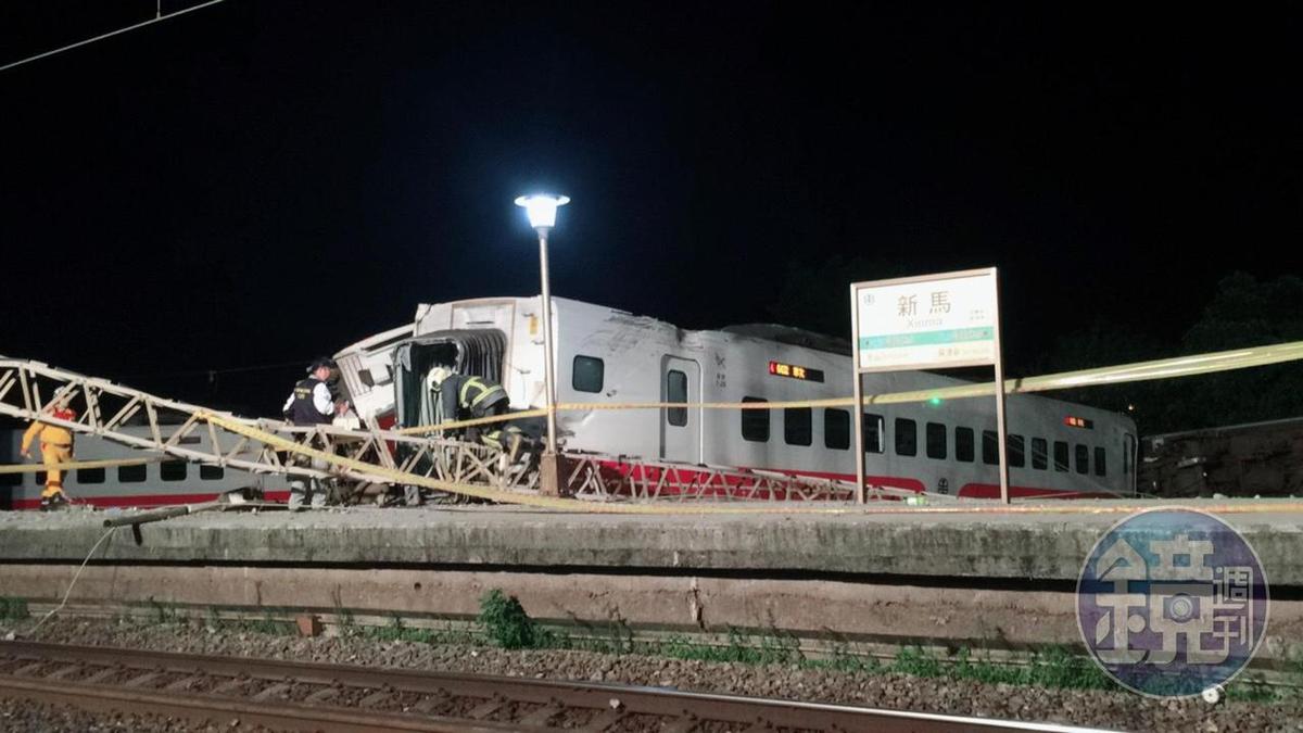 台鐵普悠瑪列車昨釀出軌翻覆意外，慈濟前往現場助念引起網路論戰。