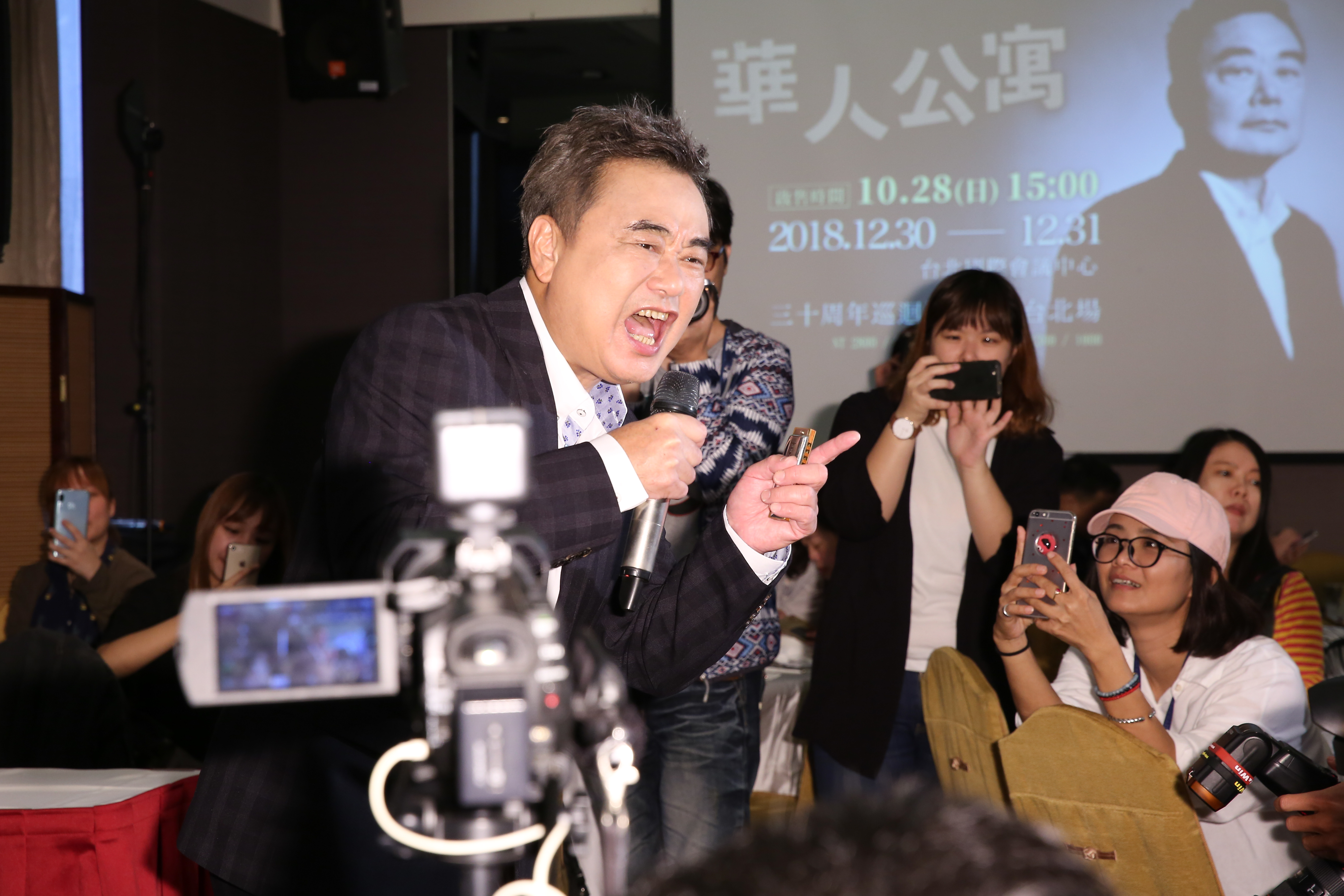 陳昇在記者會中親自獻唱〈恨情歌〉等經典，從台上嗨唱到台下。