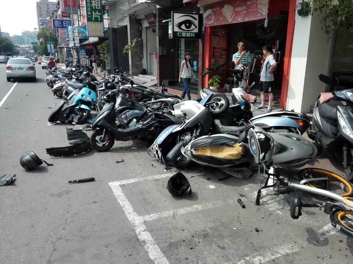 由於衝撞力道猛烈又突然,有一名腳踏車騎士和機車騎士被撞造成1死1重傷。(民眾提供)