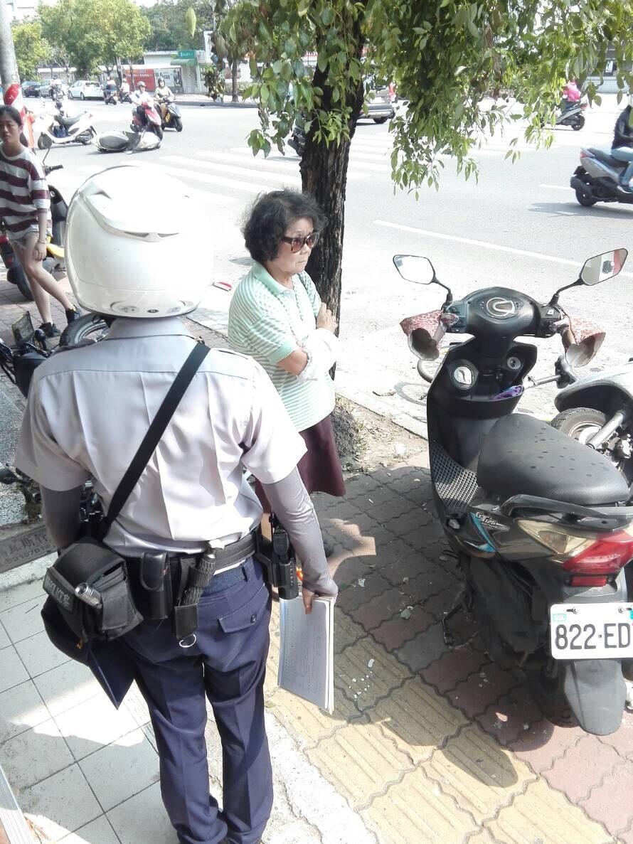 肇事朱姓婦人闖禍後呆滯一旁,警方對她施以酒測值為, 肇事原因有待調查。(民眾提供)
