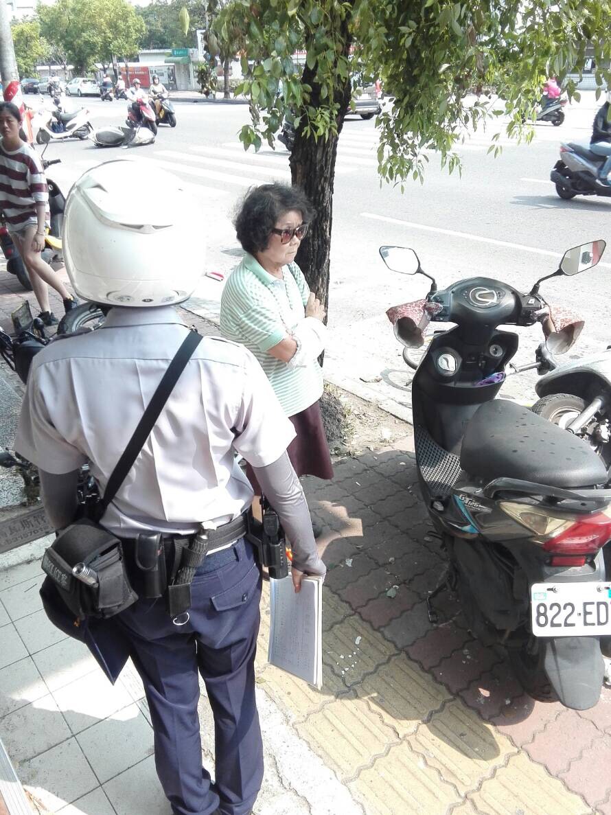 肇事朱姓婦人闖禍後呆滯一旁,警方對她施以酒測值為, 肇事原因有待調查。(民眾提供)