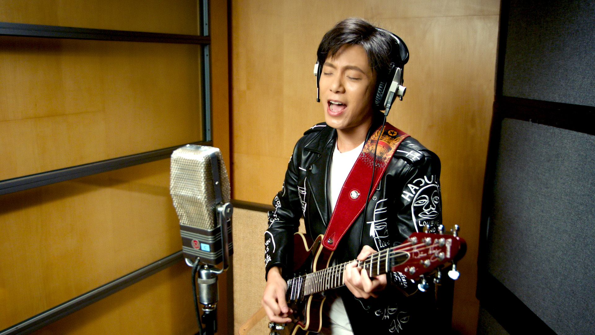 韋禮安勇於突破舒適圈,與來自世界各國的音樂人一同切磋並挑戰世紀神曲。(福斯提供)