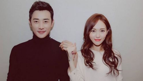 唐嫣和男友羅晉爆出將在維也納舉行婚禮，今（23日）早雙方的工作人員被目擊出現在機場，疑似要提早飛往維也納準備。（翻攝自微博）