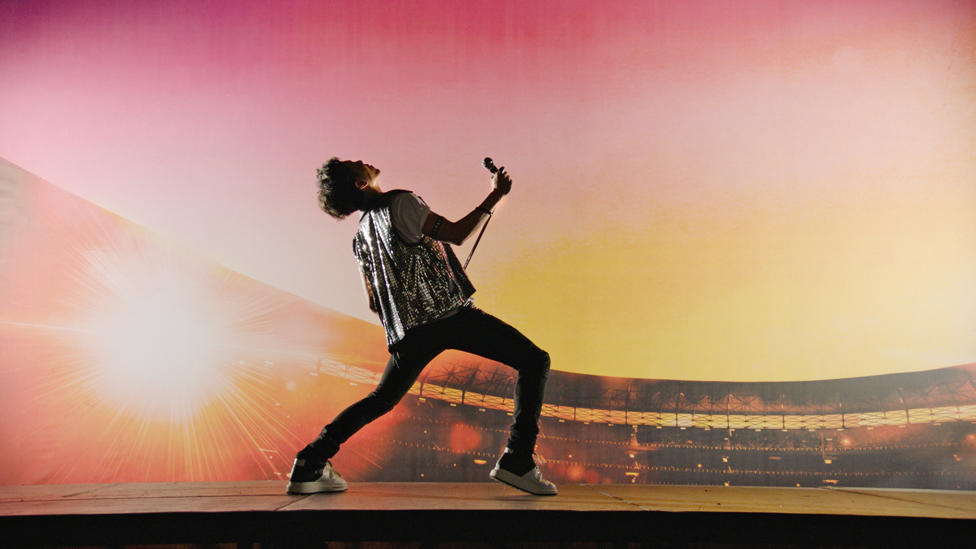 韋禮安還俏皮地模仿了電影海報中，由雷米馬利克演出主唱佛萊迪默裘瑞的經典舞台動作。（福斯提供）