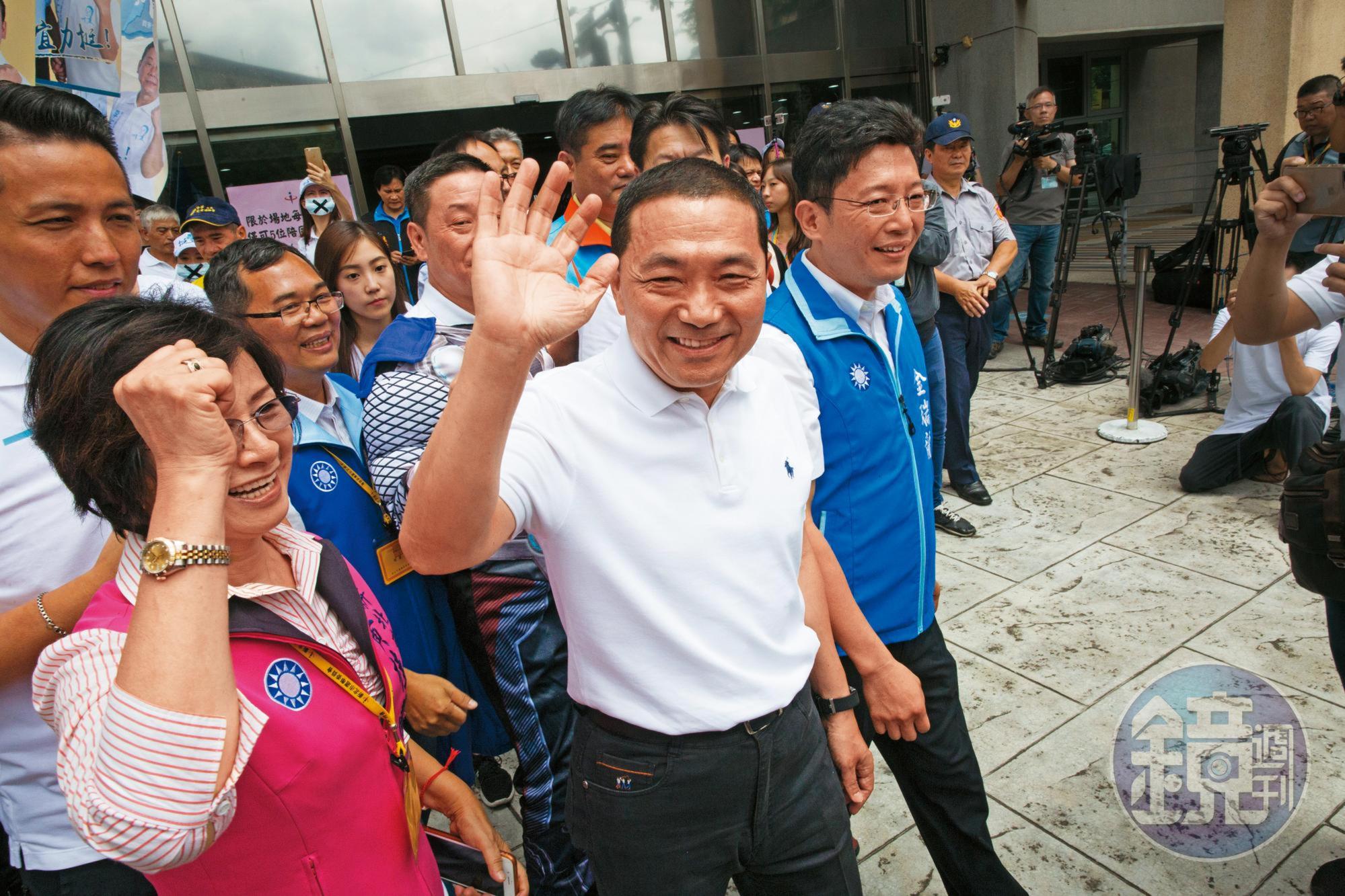 新北市長候選人侯友宜挾著執政優勢和高民調出戰，選舉之初就被認為勝算較高。