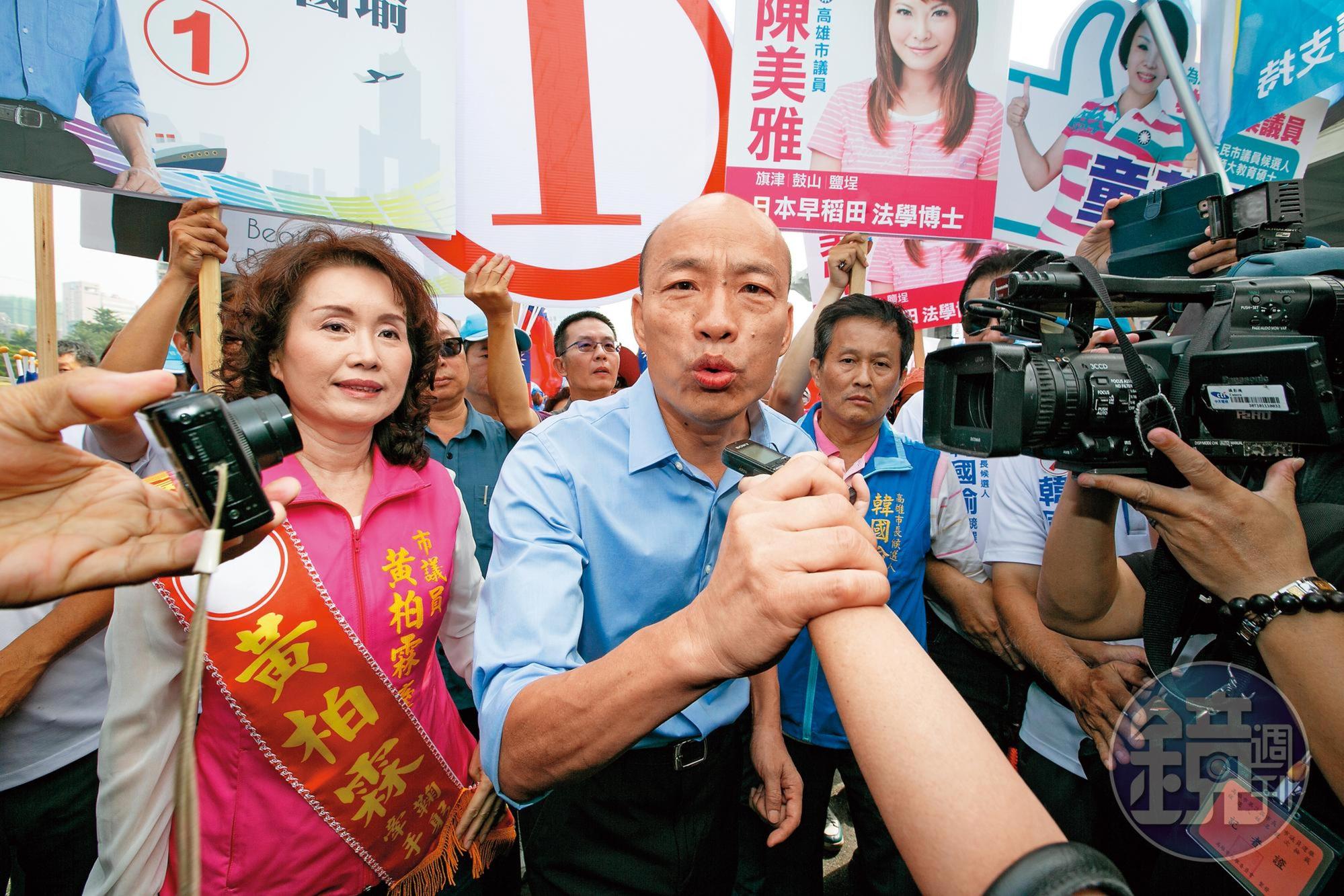 高雄市長候選人韓國瑜懂得操作媒體，在年輕世代有高人氣，可望挑戰高雄的綠色神話。