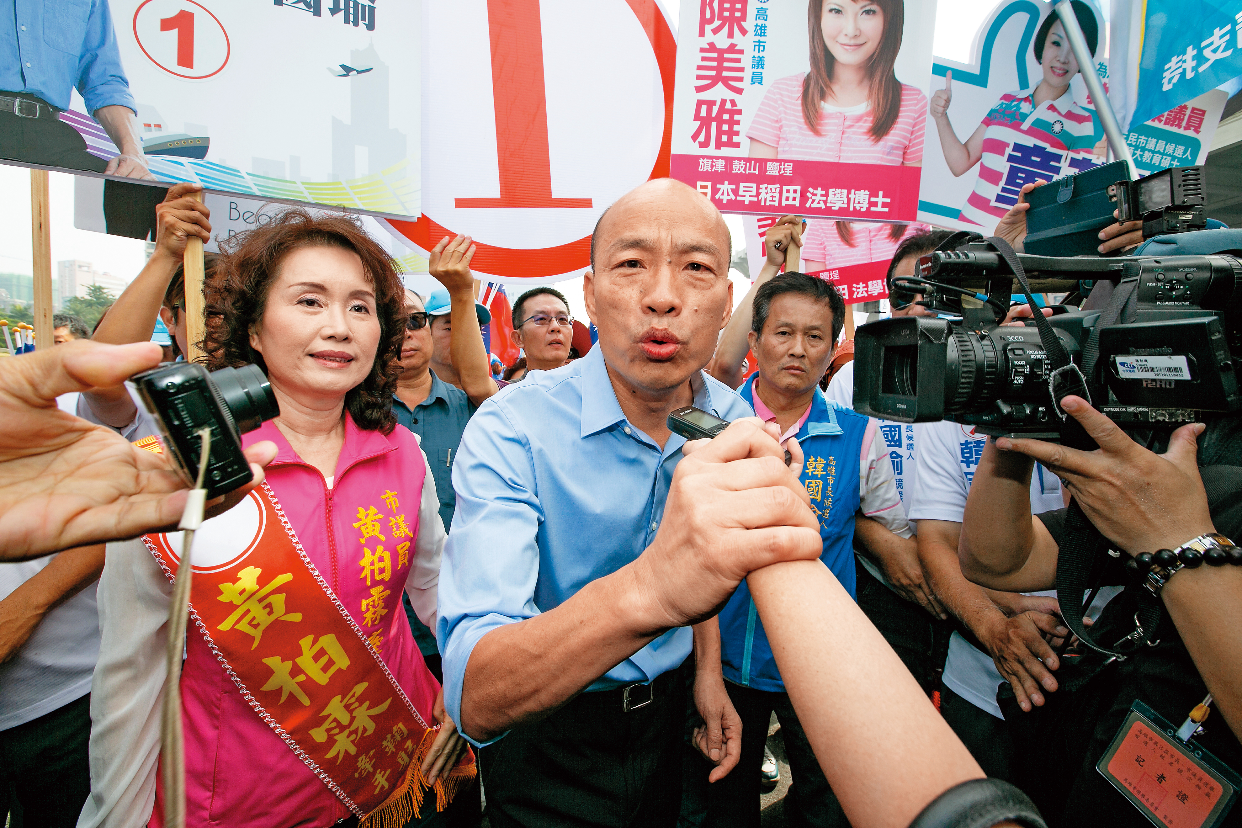 高雄市長候選人韓國瑜懂得操作媒體，在年輕世代有高人氣，可望挑戰高雄的綠色神話。