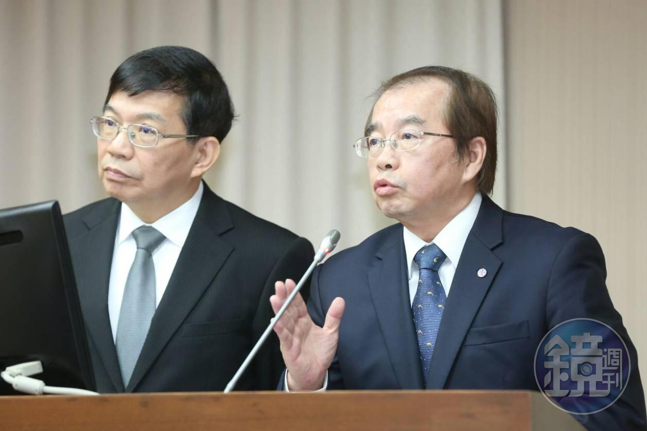 台鐵局長鹿潔身(右)今在立法院交通委員會答詢。
