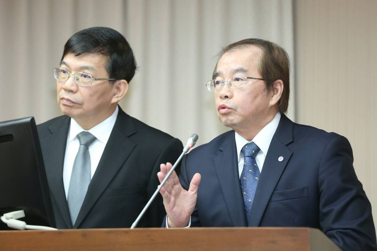 台鐵局長鹿潔身（右）今在立法院交通委員會答詢。