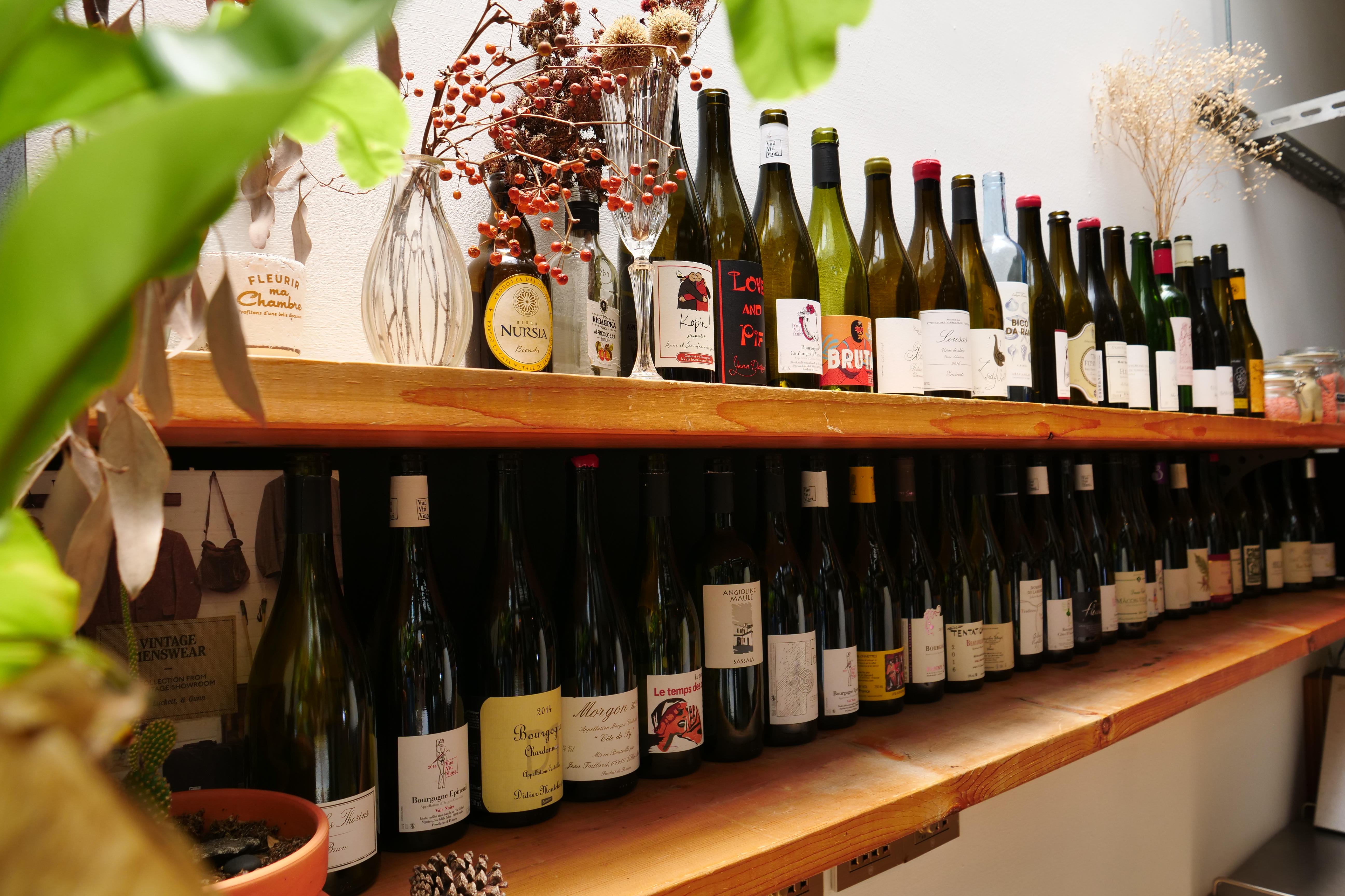 台灣有越來越多餐廳、酒館都已提供自然酒款，下回不妨請試飲自然酒，說不定會愛上酒杯裡的自然主義。