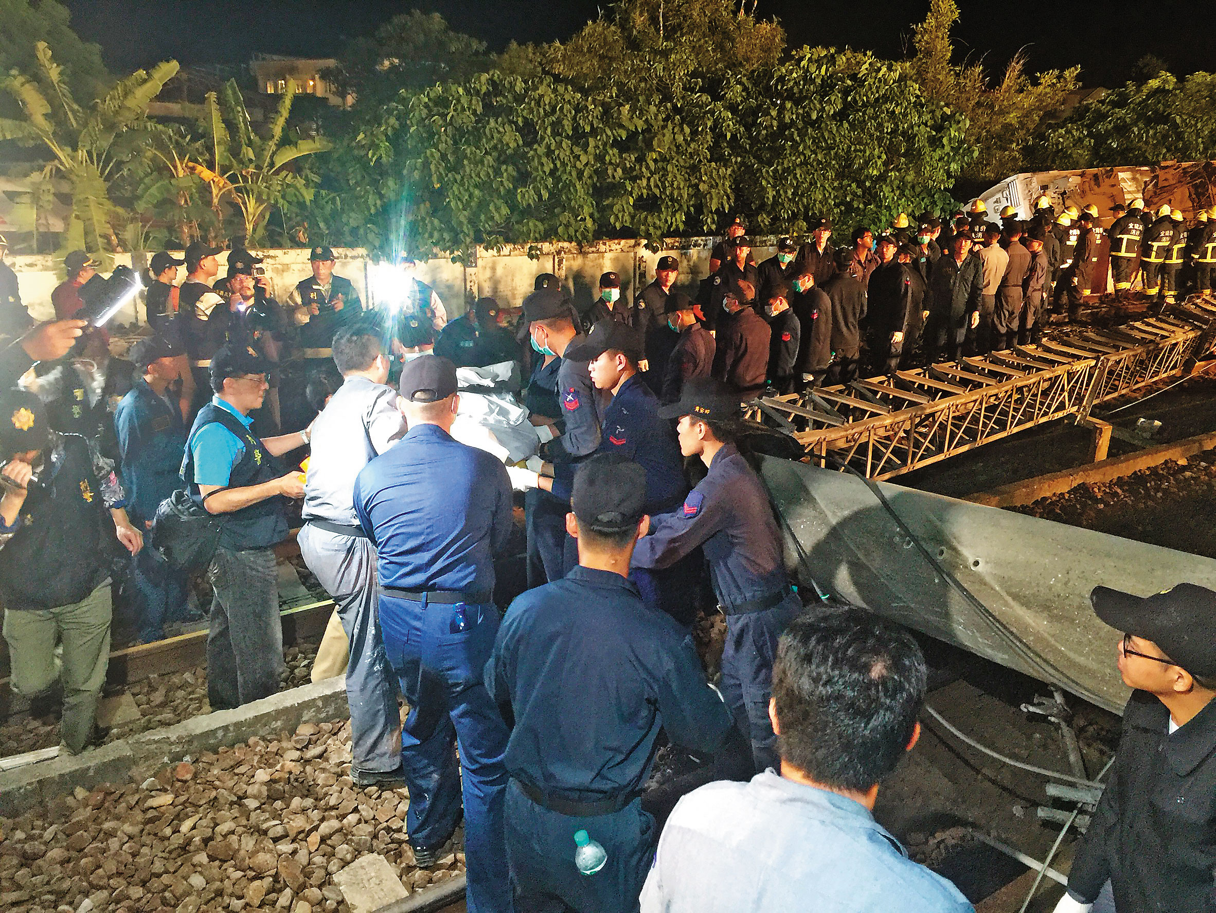 軍警消人員大量投入，協助將罹難者遺體自車廂中運出。