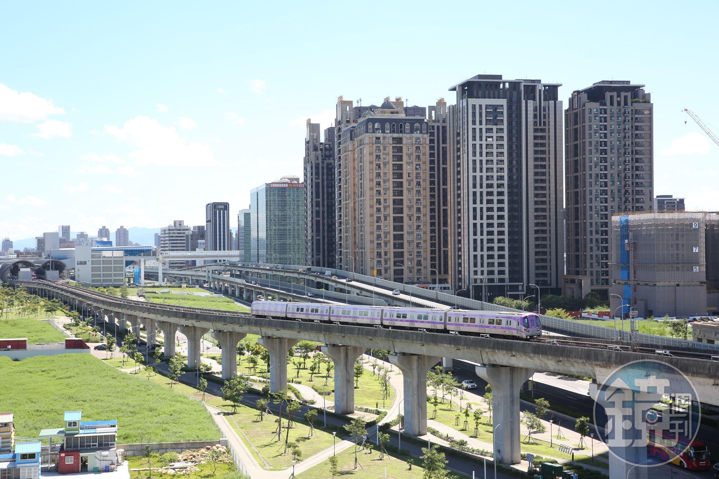 鎖定走路距捷運站需10分鐘以上的物件，有機會找到至少打8折的房子。