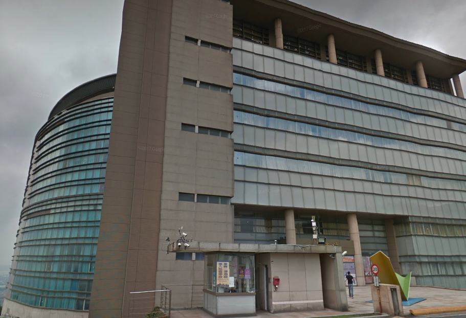 今（24）日一名30歲女子自文化大孝樓3樓陽台墜樓身亡。（翻攝畫面）