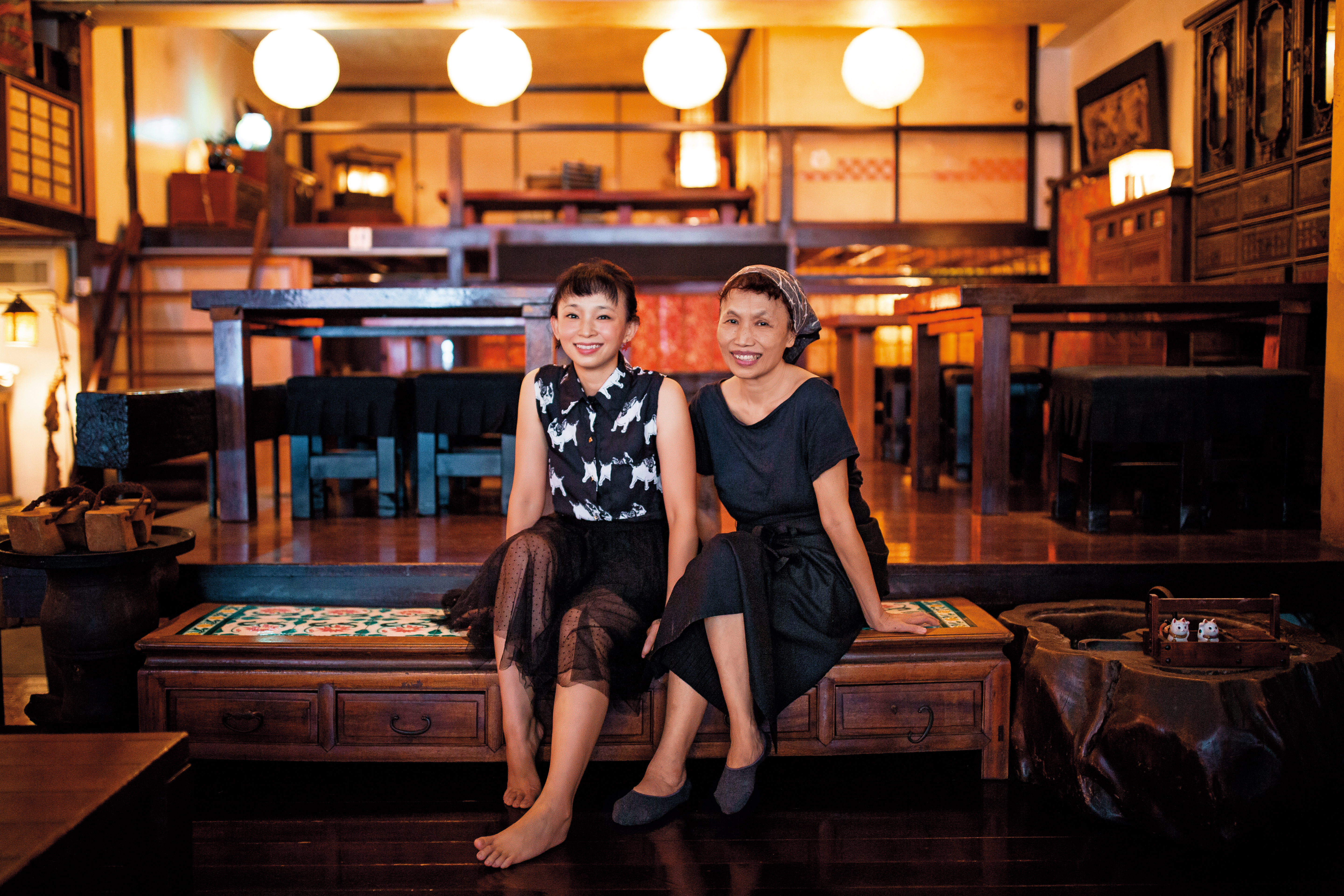 約30年前，陳明琴（右）以「葵屋」首創無菜單日本料理，豪邁不羈的經營風格延續至現今的「三十三間堂」，女兒高嵐芸（左）則是姐妹店「小林英夫」店長。