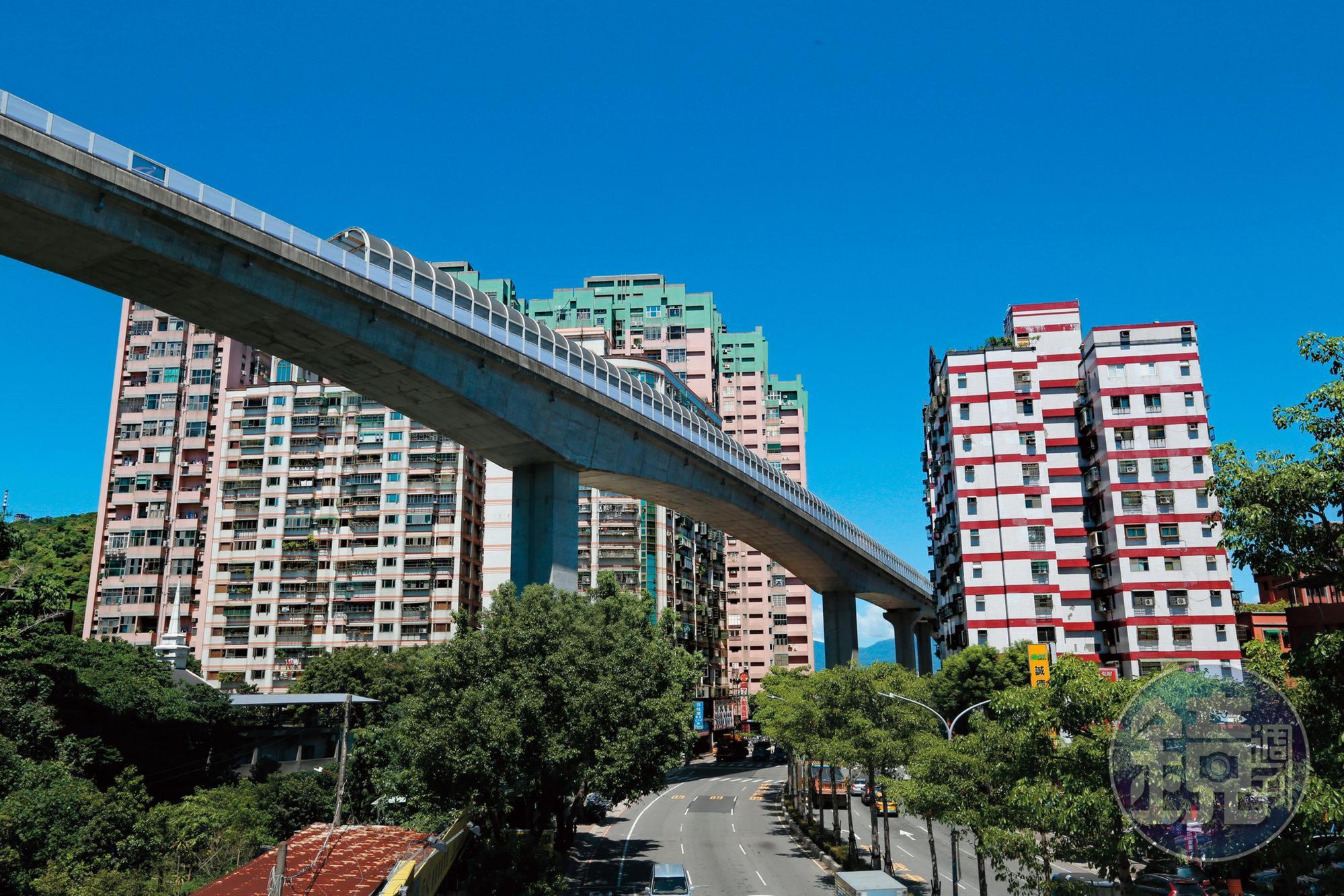倘若預算有限，可以捷運站為出發點，選擇走路需10分鐘以上距離的物件，單價較低。