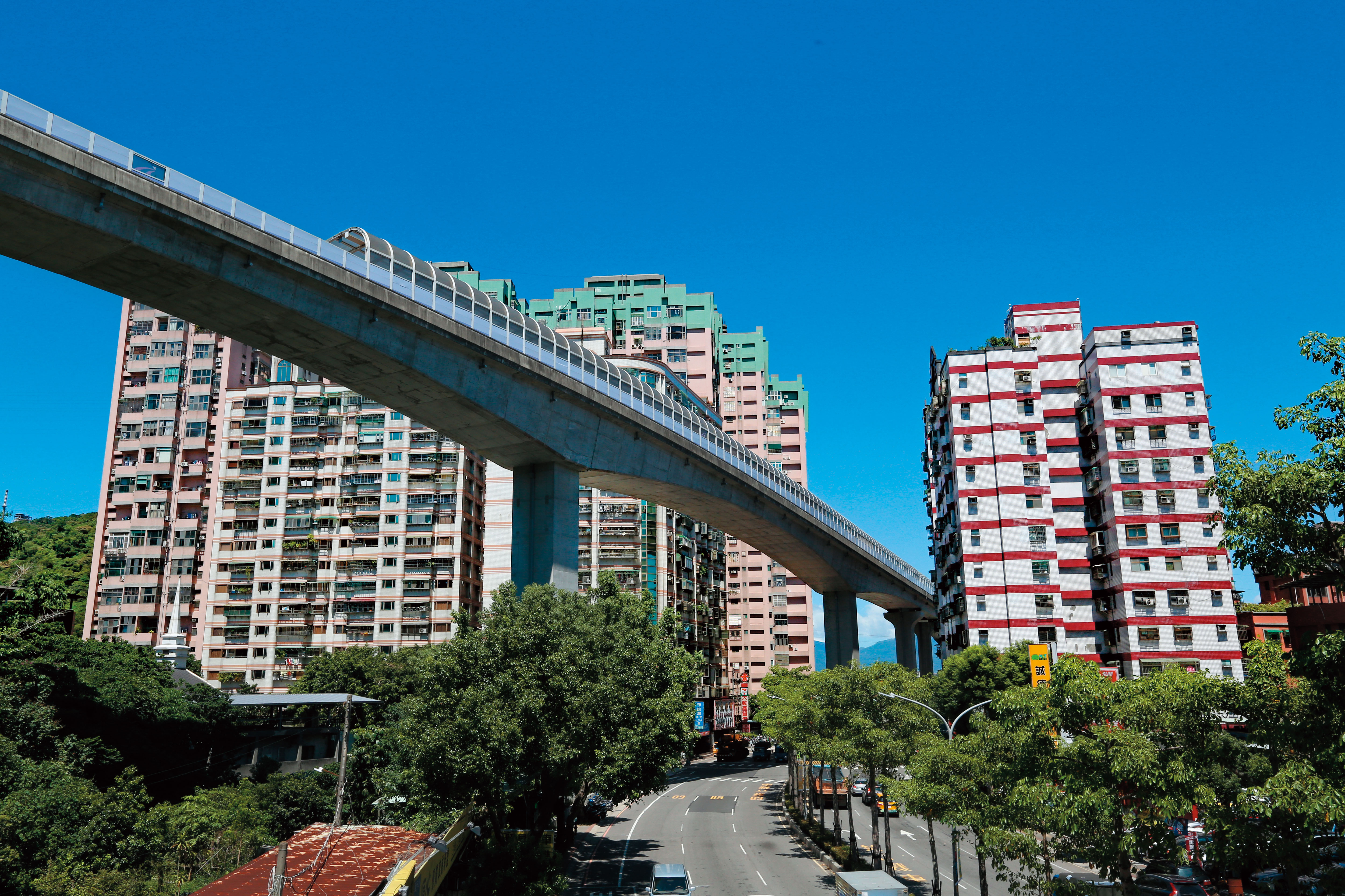 倘若預算有限，可以捷運站為出發點，選擇走路需10分鐘以上距離的物件，單價較低。