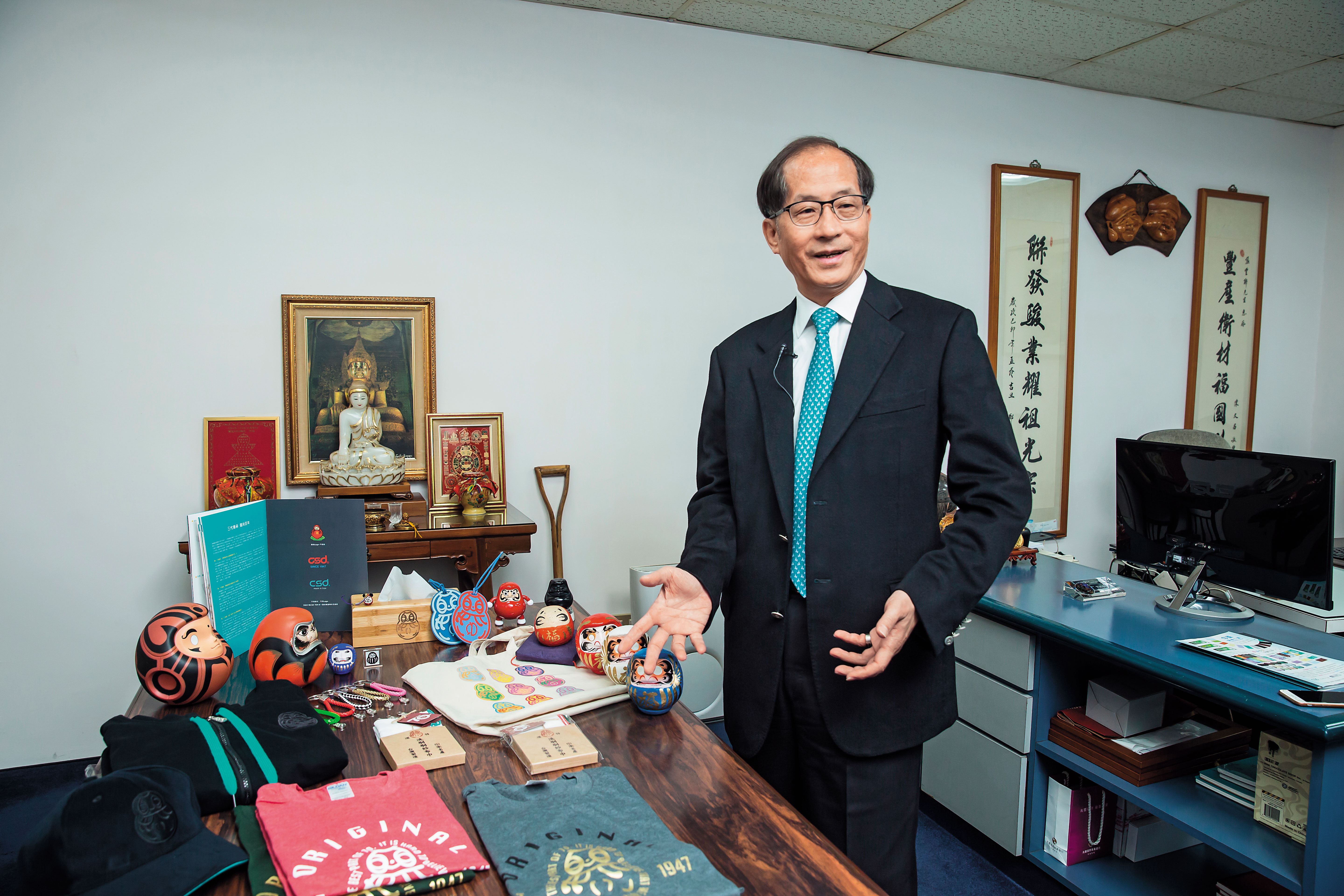 第一代已故創辦人將不倒翁設計為商標圖騰，為了懷念他，第二代張豐聯蒐集許多不倒翁擺設，公司也設計相關的周邊商品。