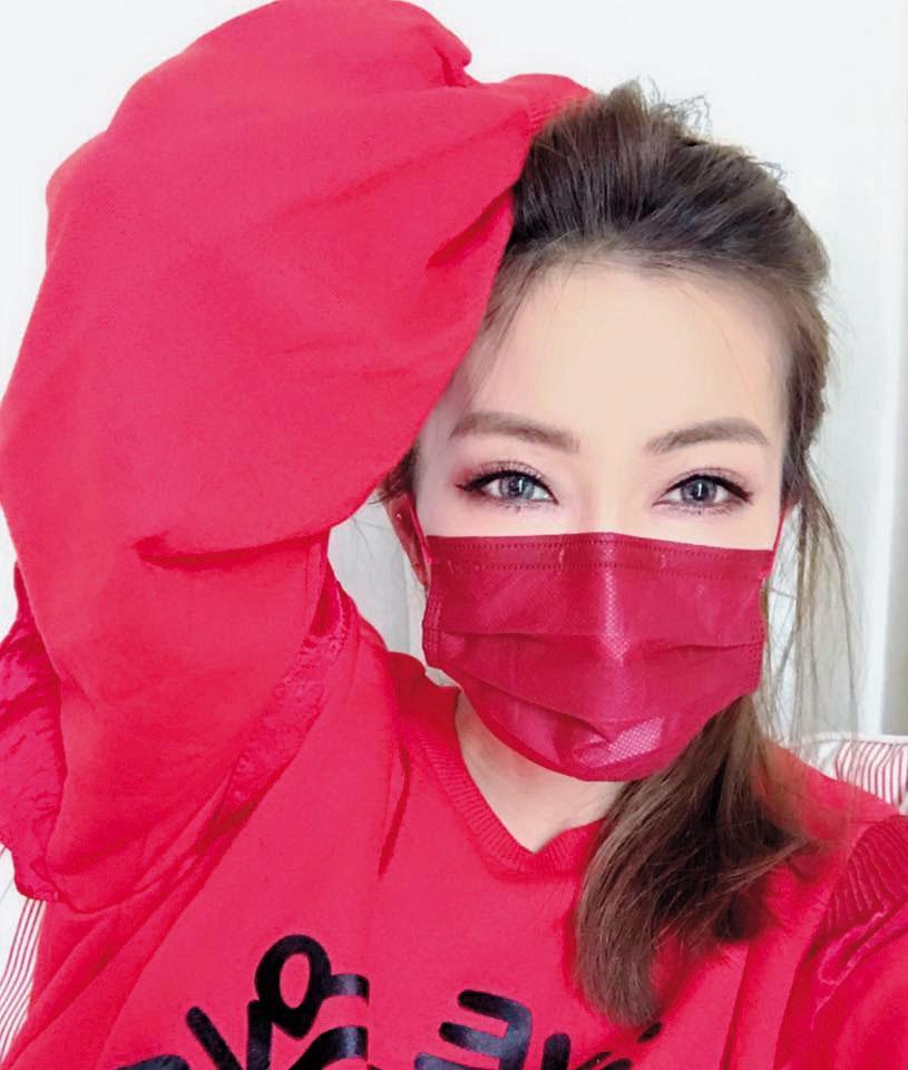 謝金燕即將推出新專輯《Turn口罩》，與中衛合作，私下都會戴該品牌口罩。（翻攝謝金燕臉書）