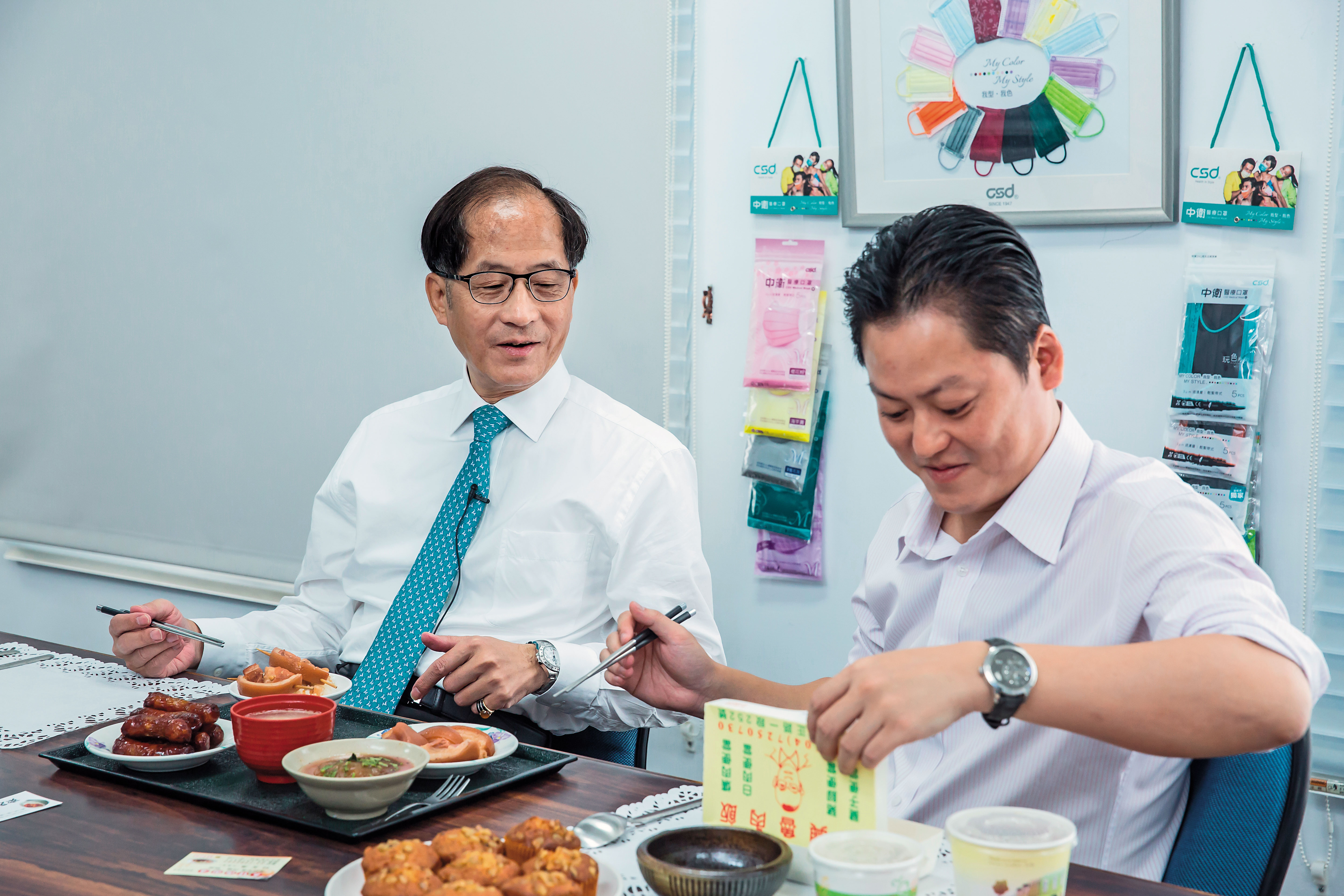 張豐聯（左）與張德成（右）父子午休也會一起用餐，偶爾還相約去夜店喝點小酒。