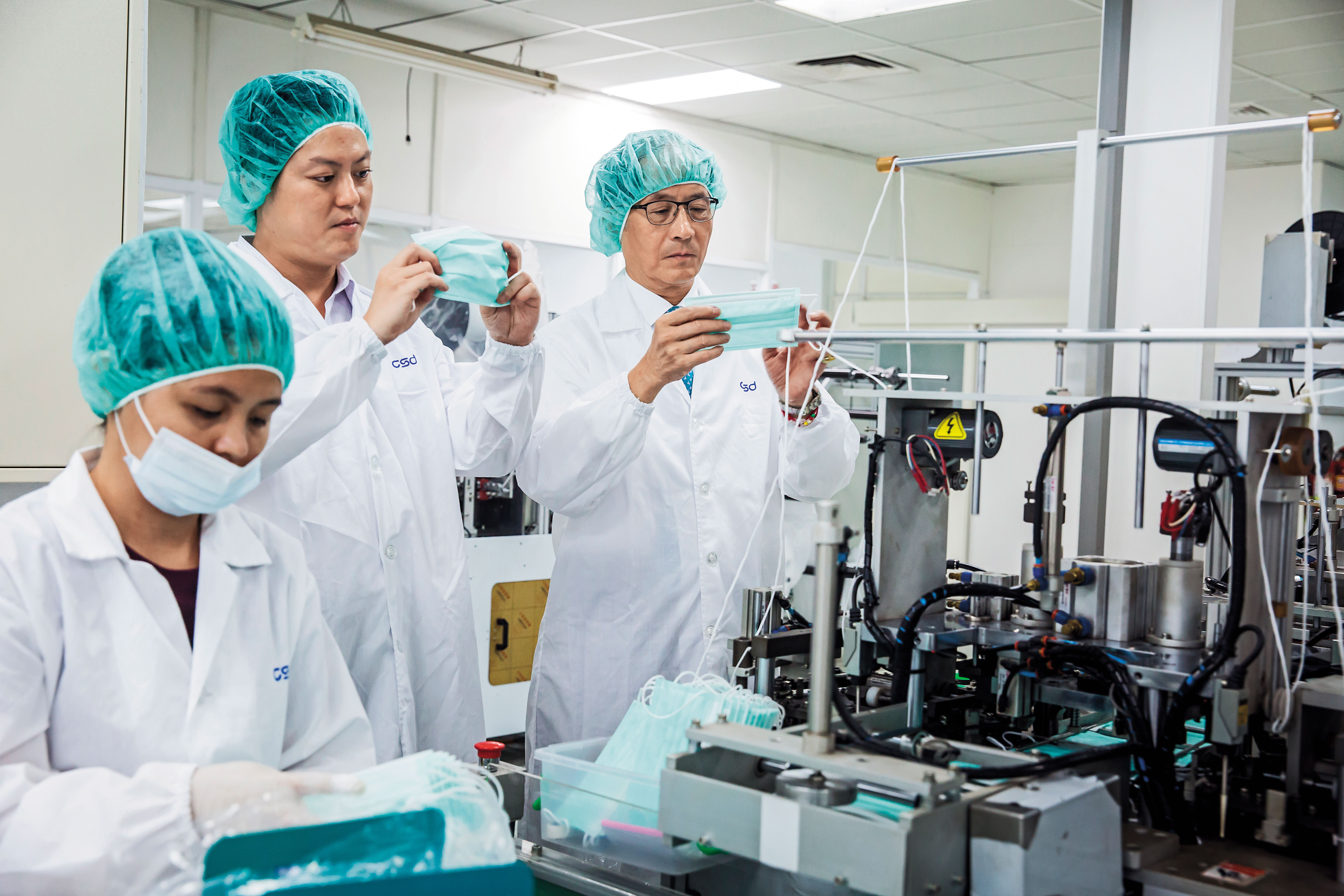 中衛的壯大奠基於親子間的信任，第二代張豐聯（右）放手讓兒子張德成（中）大膽決策，讓口罩一躍成為主力商品，目前為全台前3大。