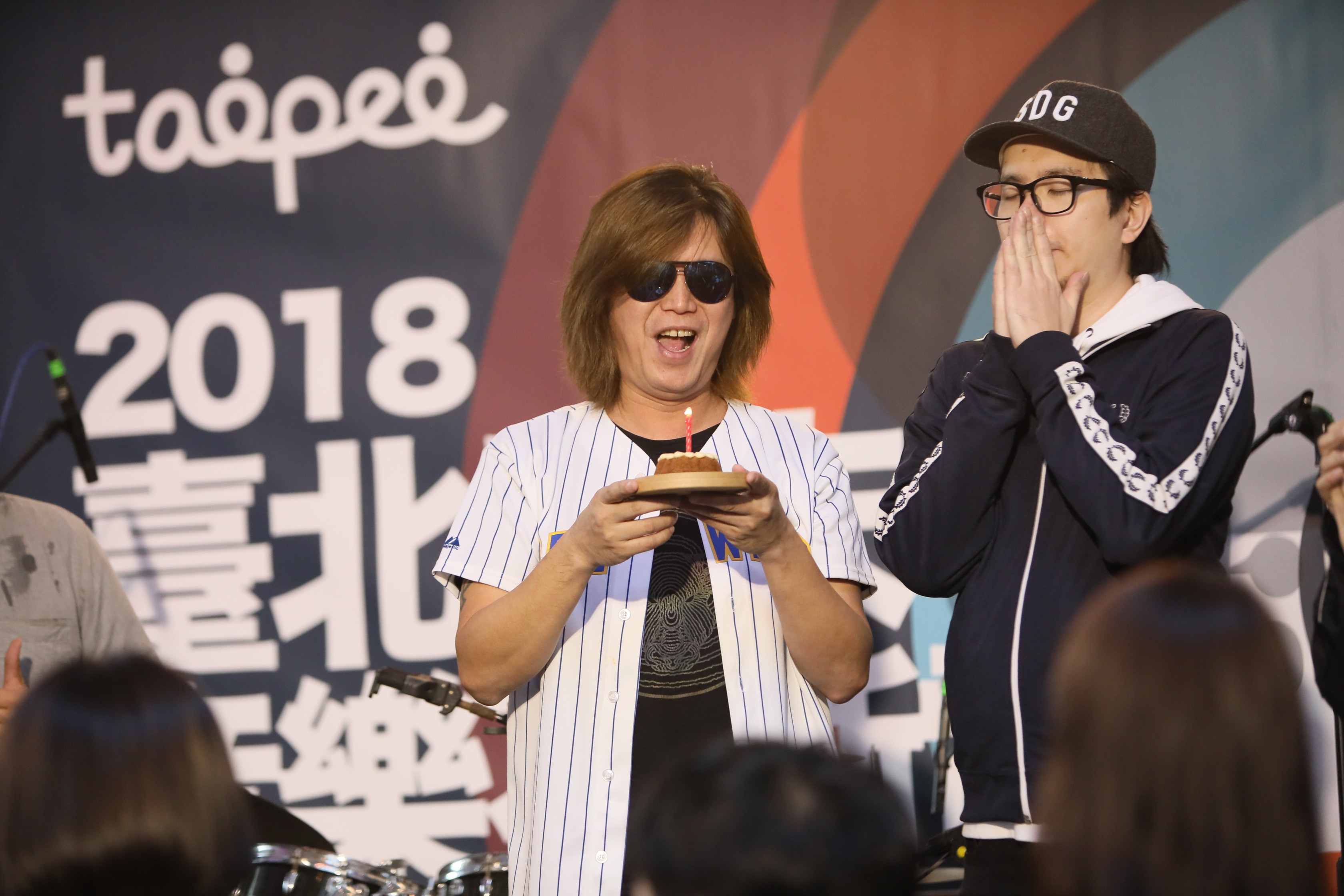 董事長樂團主唱吉董出席「2018臺北週末音樂不斷電」當評審，跟同一天生日的音樂人陳玠安相見歡。（獨一無二娛樂提供）