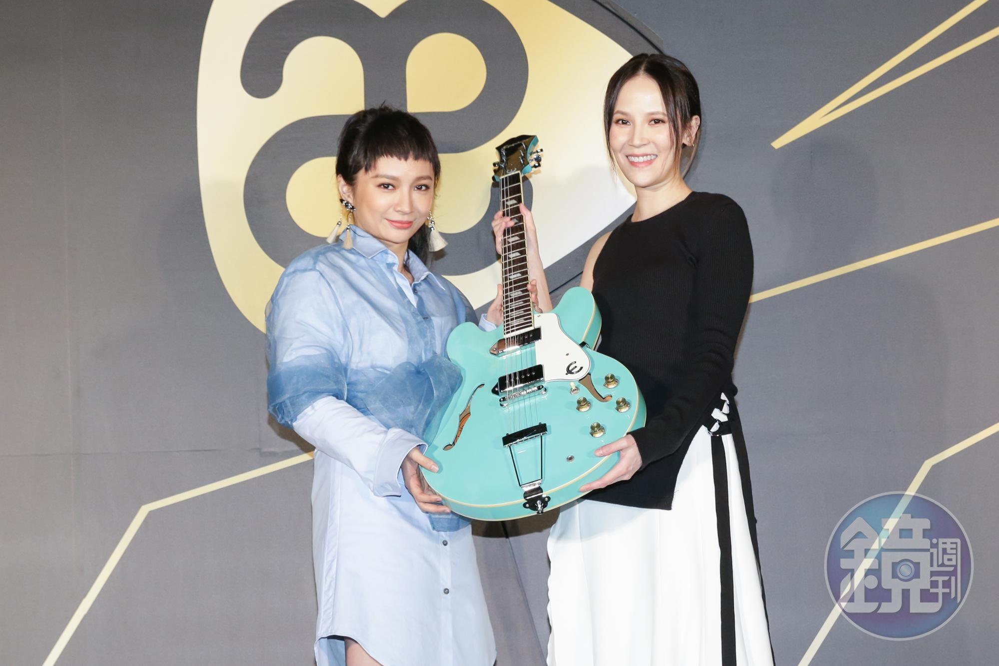 Faye詹雯婷簽約亞神音樂,師姐楊乃文送上吉他祝賀。