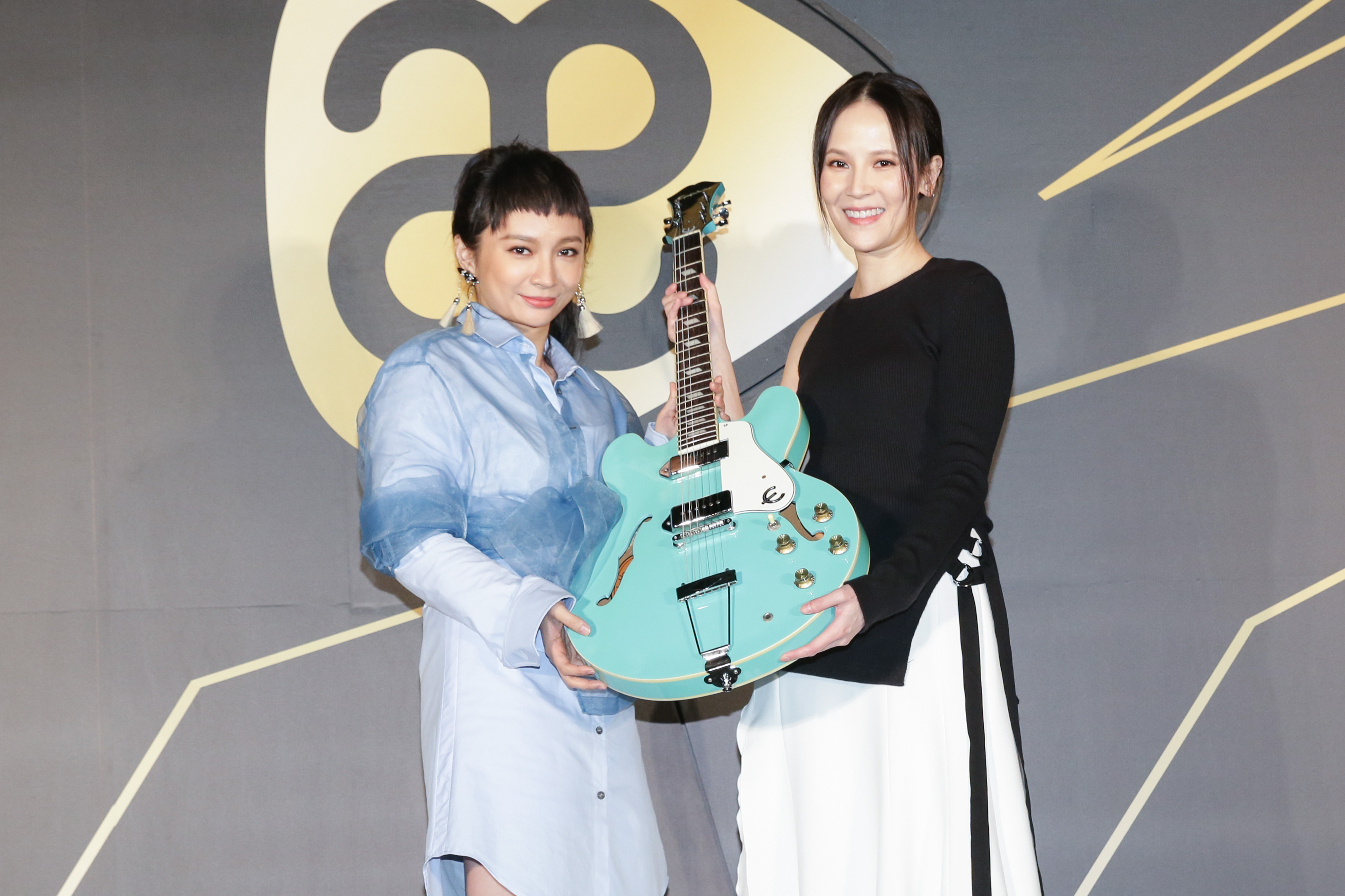 Faye詹雯婷簽約亞神音樂，師姐楊乃文送上吉他祝賀。