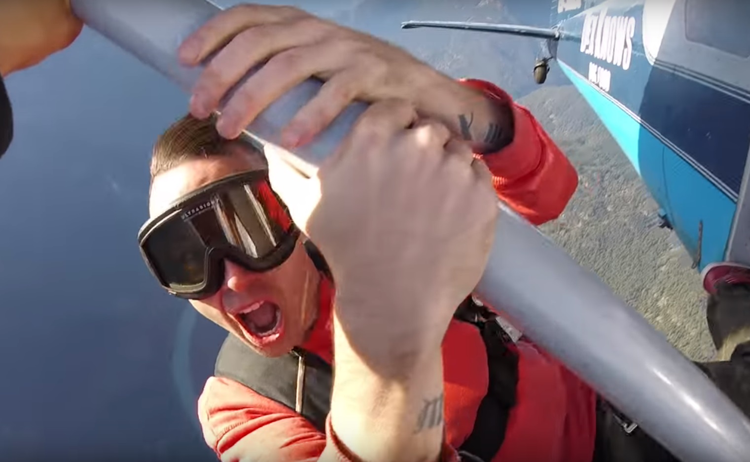 喬恩詹姆斯曾為MV拍攝做過多次練習,不料拍攝時卻意外身亡。(翻攝自Youtube)