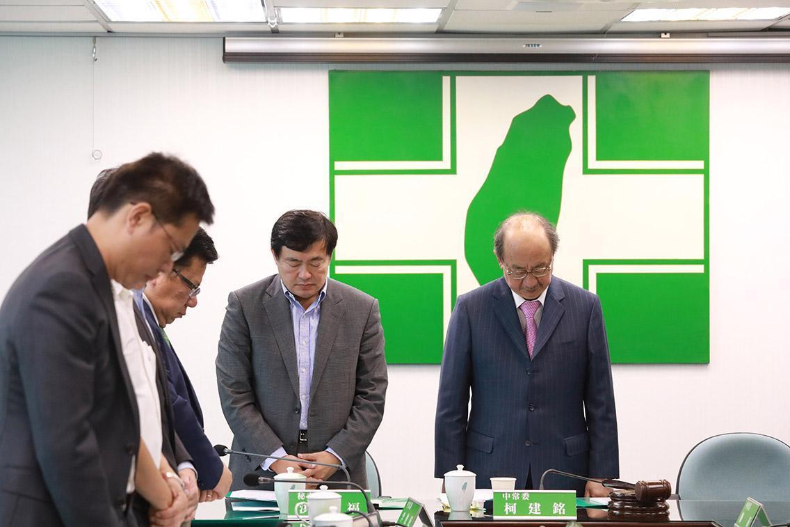 民進黨中常會今為普悠瑪罹難者默哀1分鐘，黨主席蔡英文因前往台東罹難者靈堂上香缺席，由民進黨團總召柯建銘代理主持。（民進黨提供）