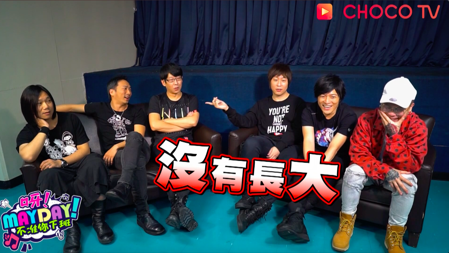 五月天泰國演唱會幕後花絮， 蕭秉治（右一）入境隨俗教五月天泰文。（CHOCO TV提供）