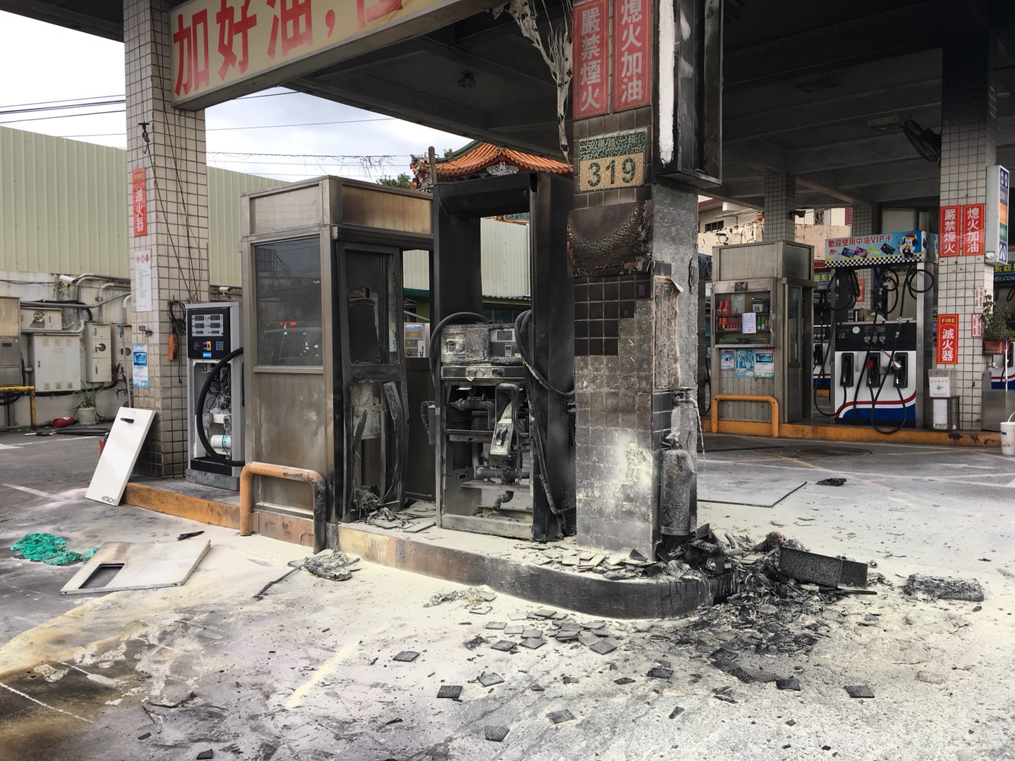 新店安康路一間加油站加油機起火，所幸加油站員工自行將火撲滅。（翻攝畫面）