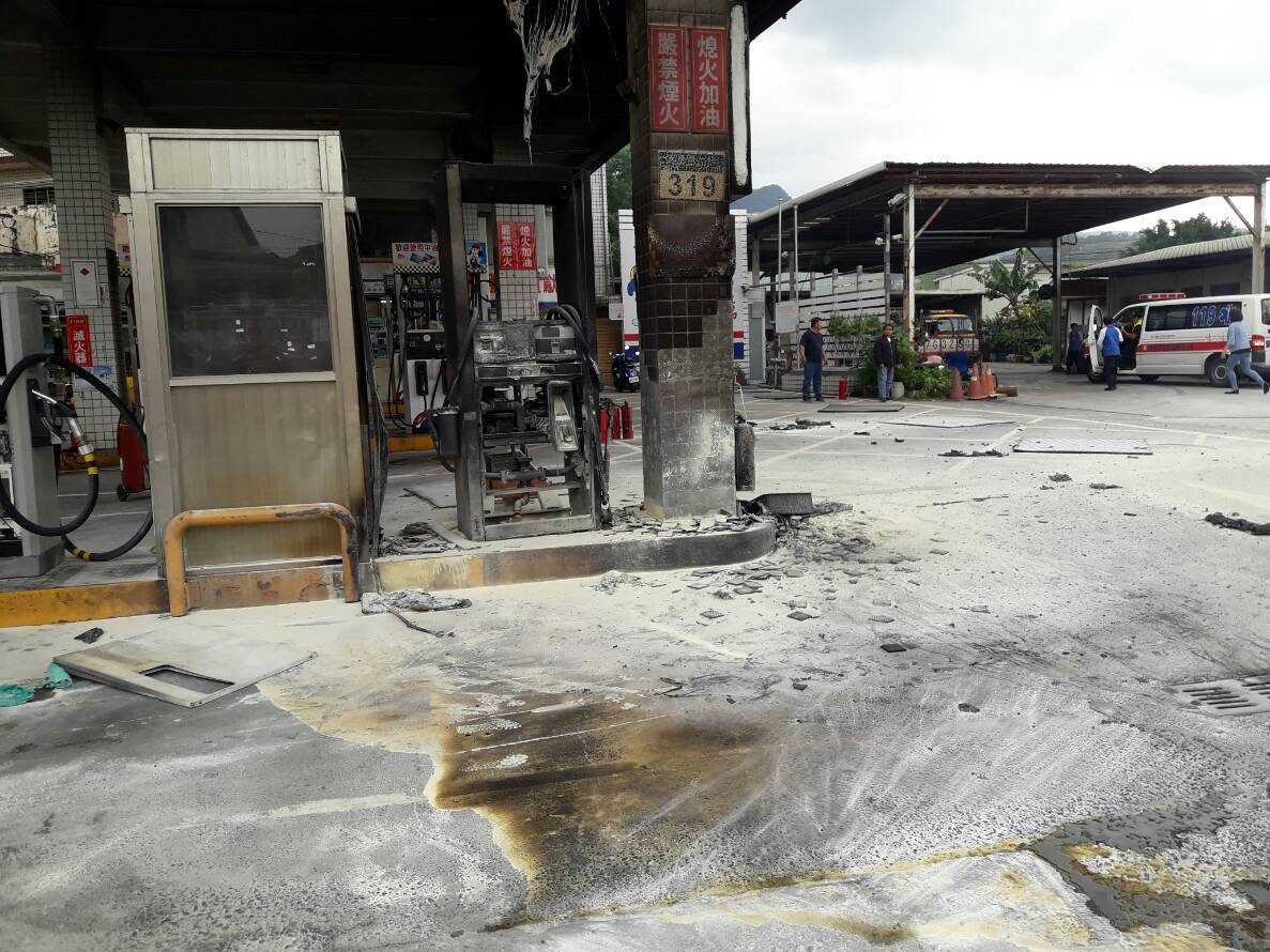 新店安康路加油站起火，造成加油站2名員工以及2名顧客燒燙傷。（翻攝畫面）