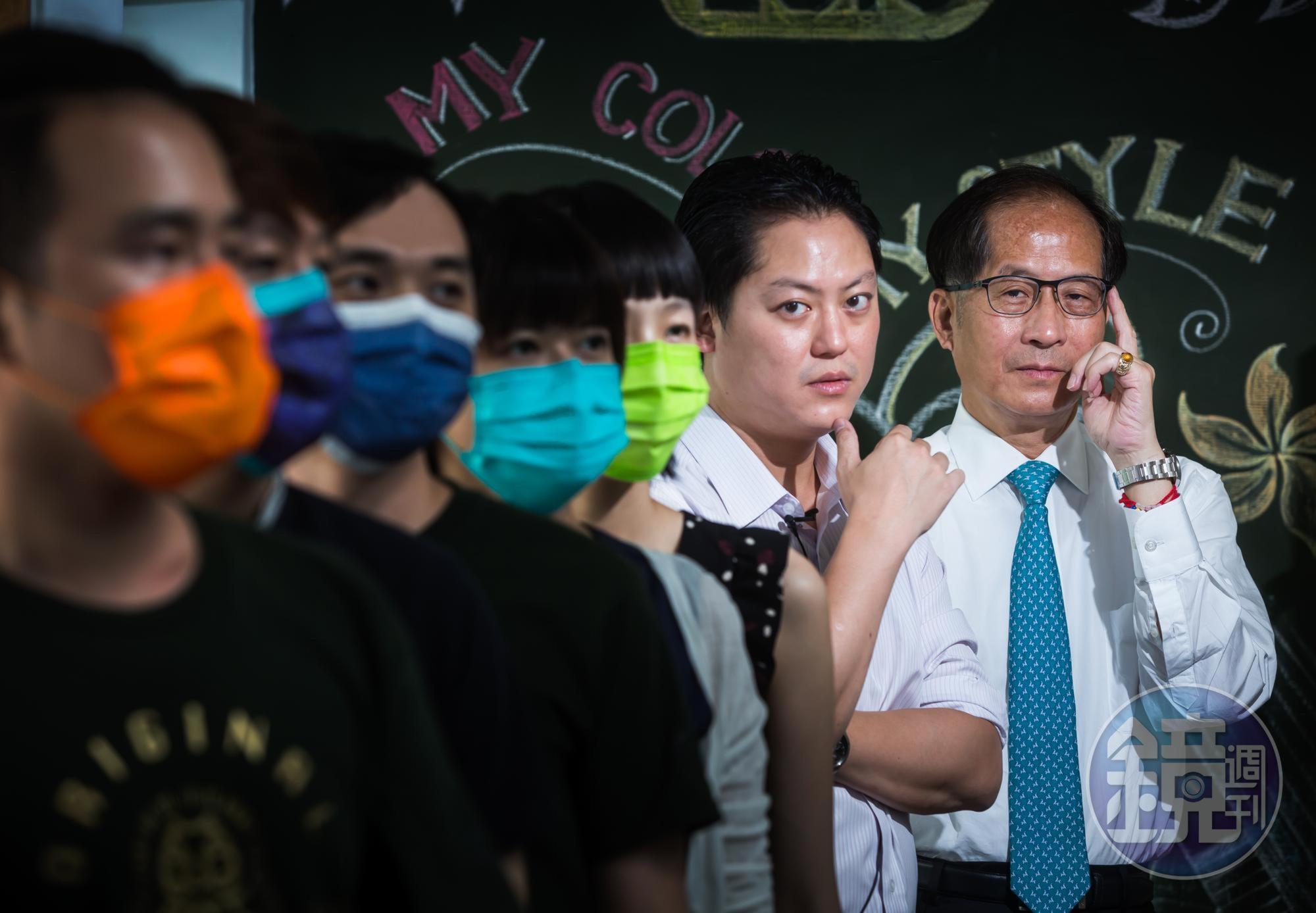 中衛的壯大奠基於親子間的信任，第二代張豐聯（右1）放手讓兒子張德成（右2）大膽決策，讓口罩一躍成為主力商品，目前為全台前3大。