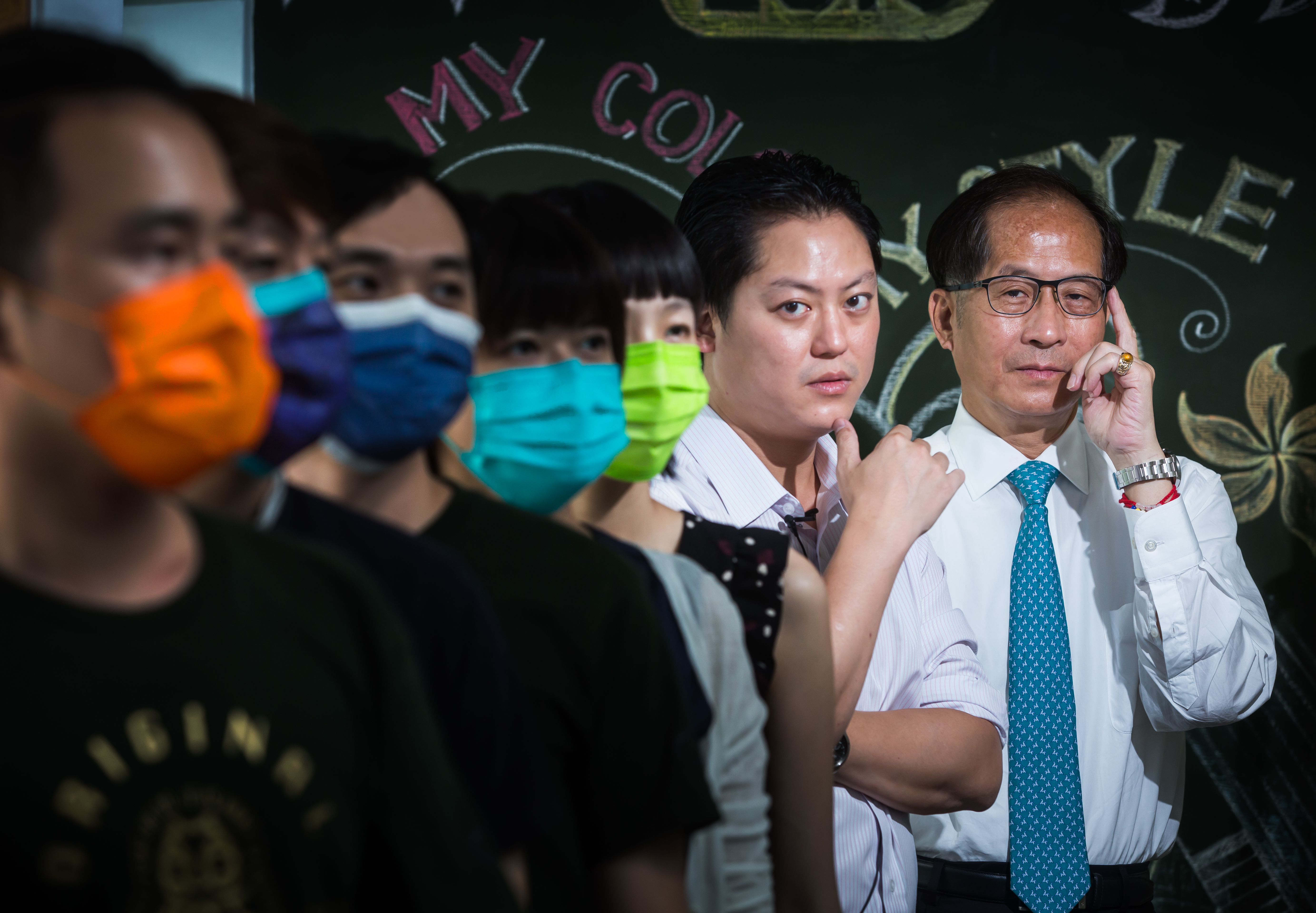 中衛的壯大奠基於親子間的信任，第二代張豐聯（右1）放手讓兒子張德成（右2）大膽決策，讓口罩一躍成為主力商品，目前為全台前3大。