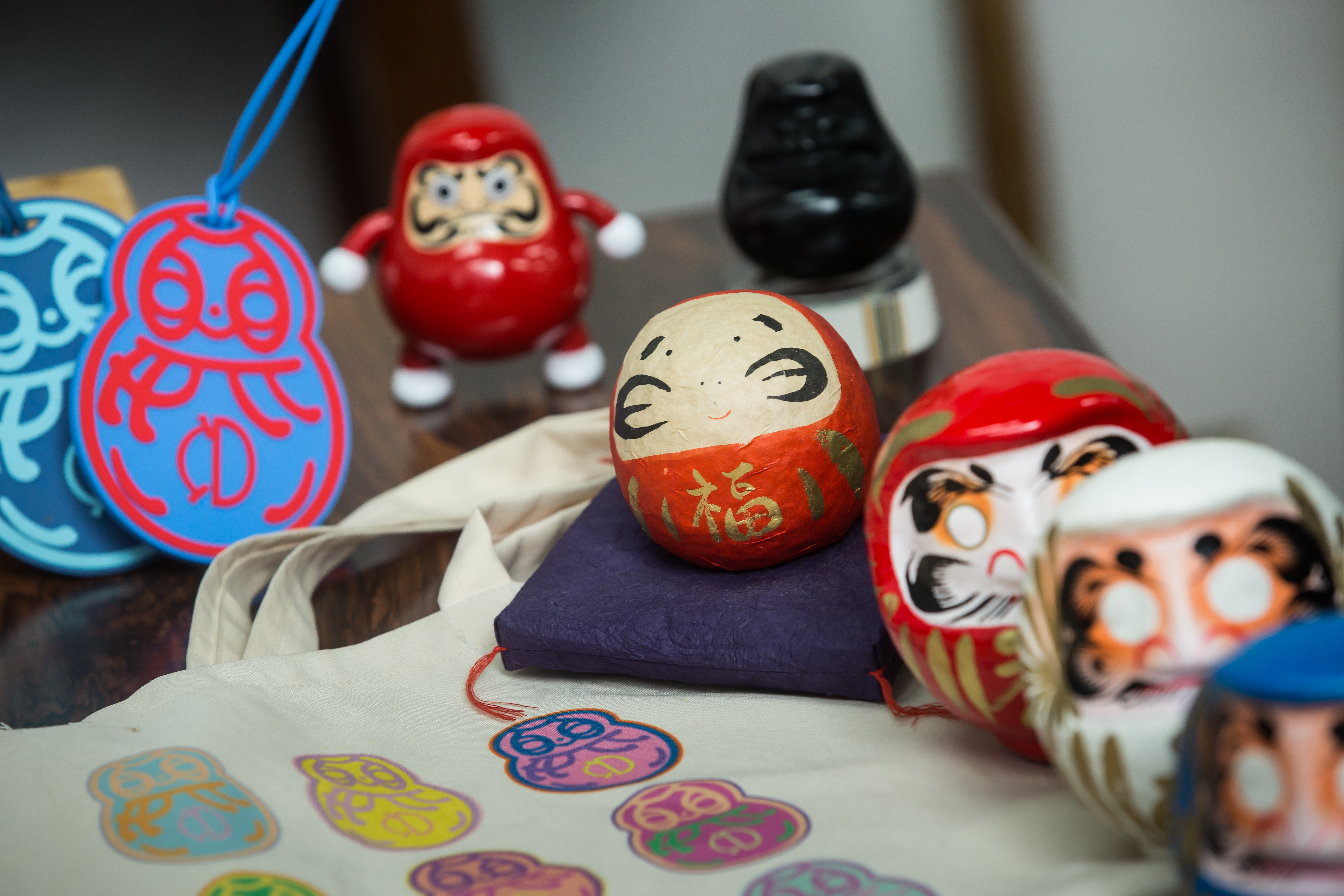 第一代已故創辦人將不倒翁設計為商標圖騰，為了懷念他，第二代張豐聯蒐集許多不倒翁擺設，公司也設計許多相關的周邊商品。